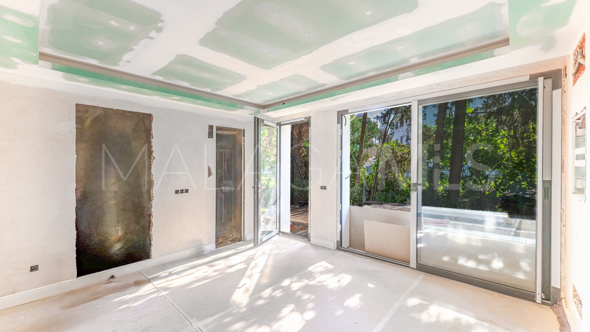 4 bedrooms villa for sale in Elviria