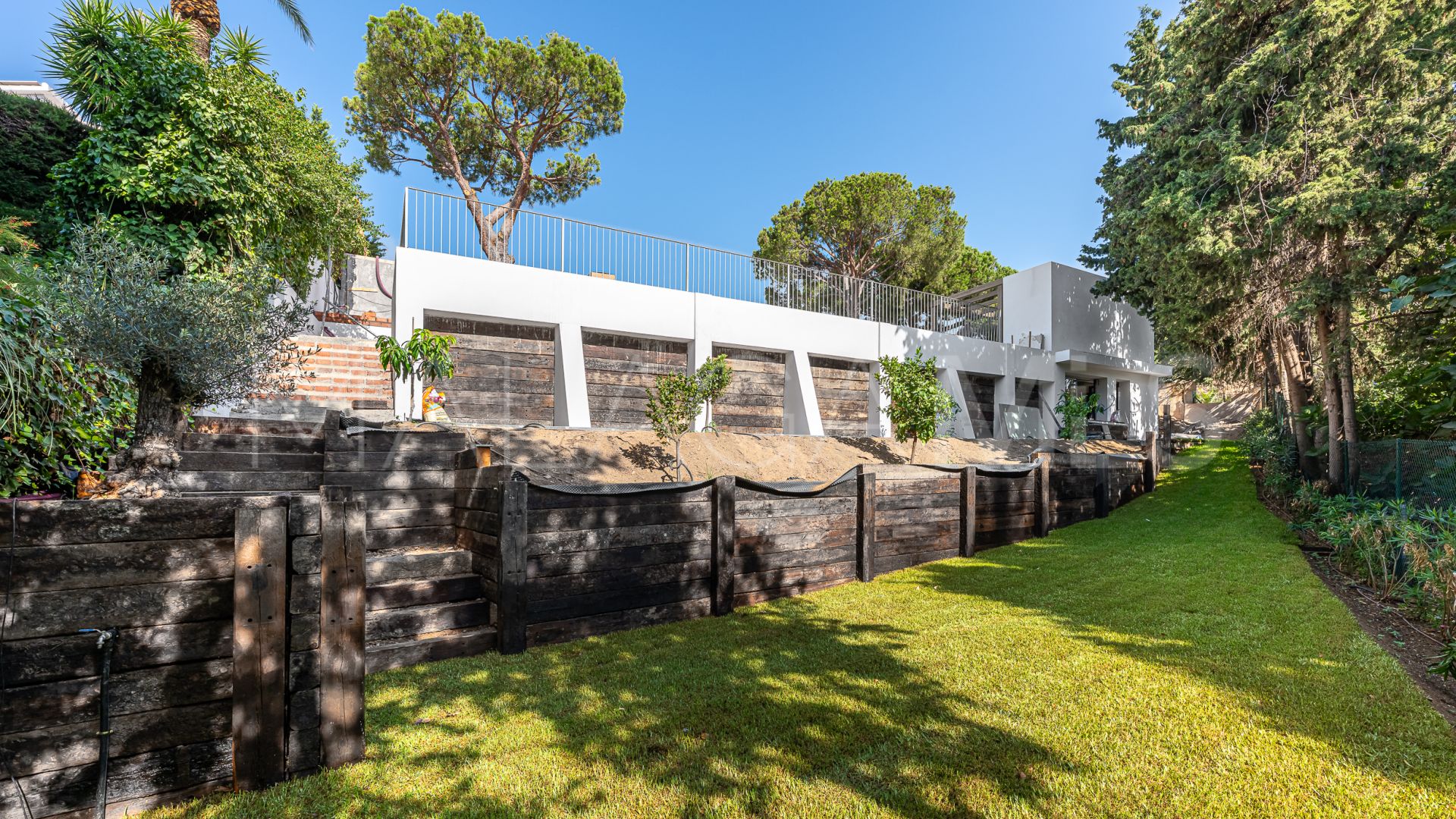 4 bedrooms villa for sale in Elviria