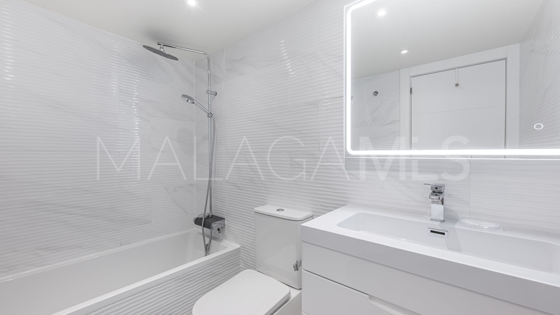 Markplanslägenhet for sale in Jardines de las Lomas