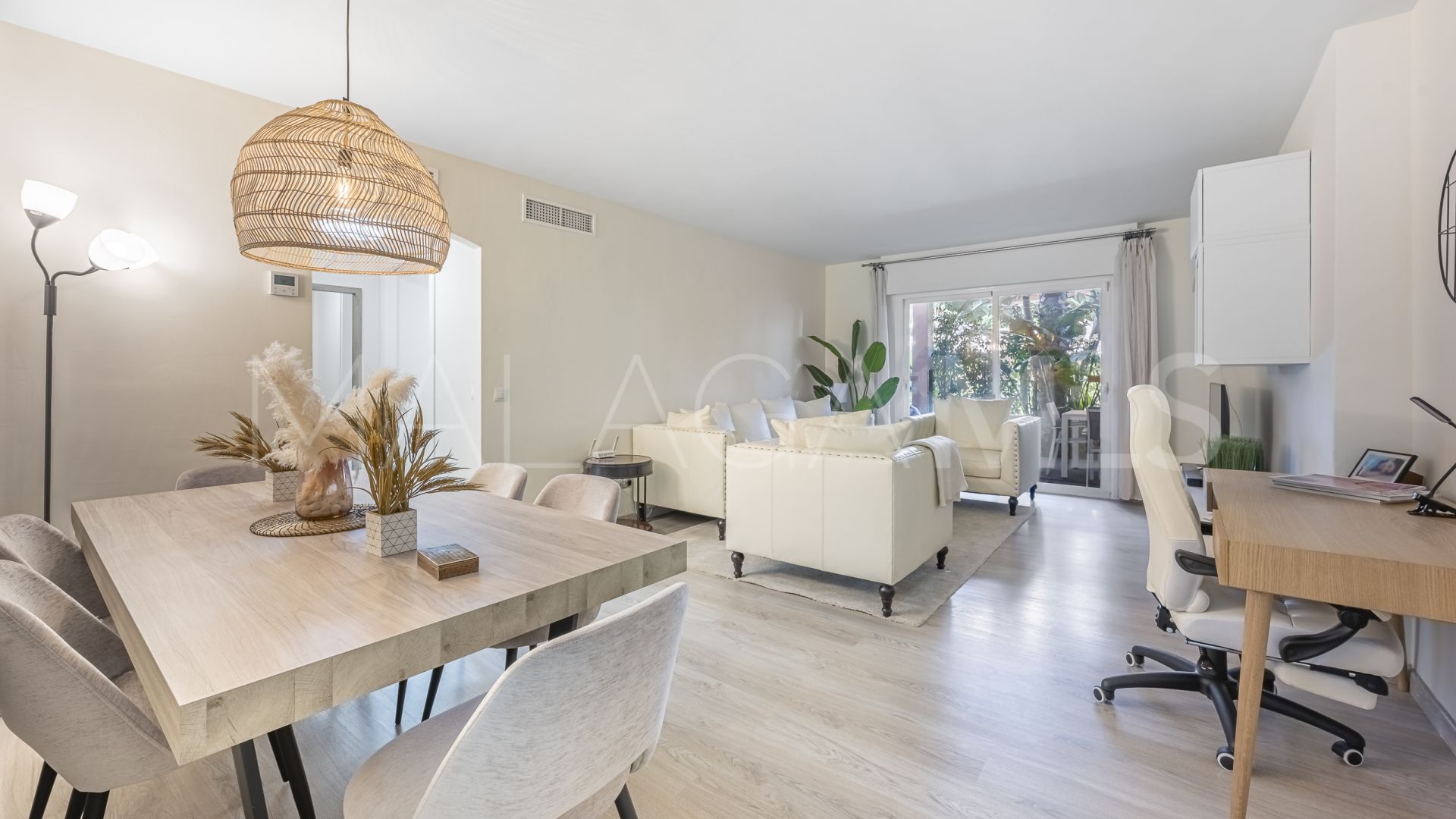 Markplanslägenhet for sale in Jardines de las Lomas