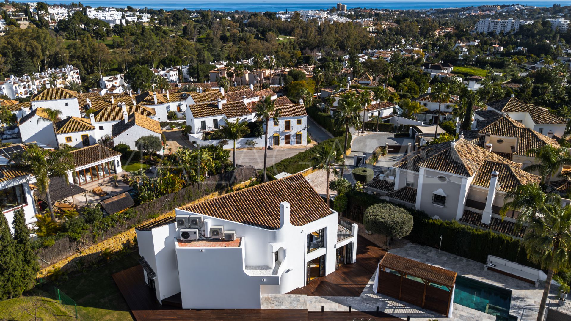 For sale villa in Nueva Andalucia