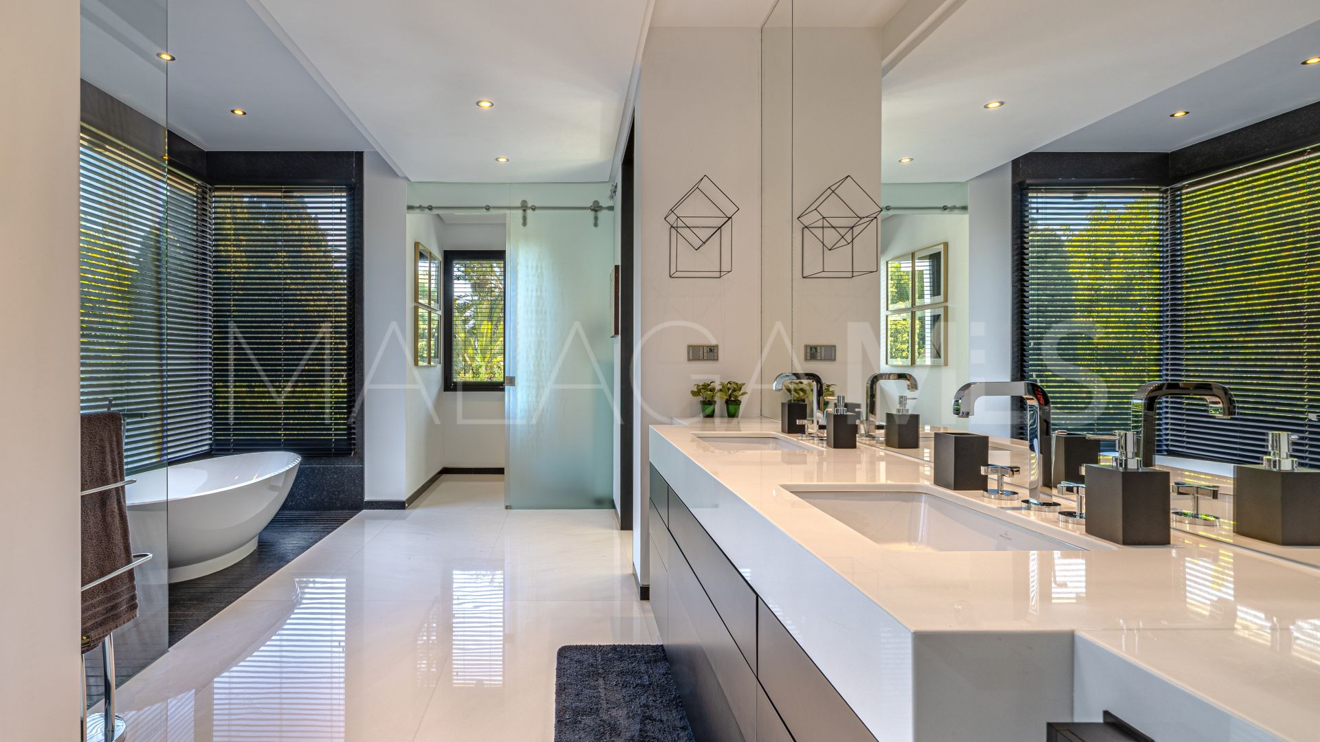 Villa for sale in Guadalmina Baja