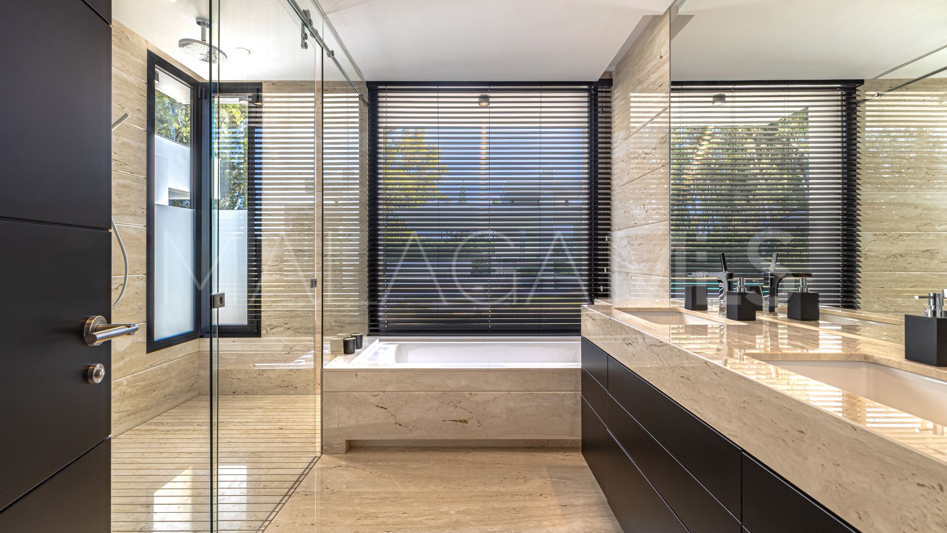 Villa for sale in Guadalmina Baja