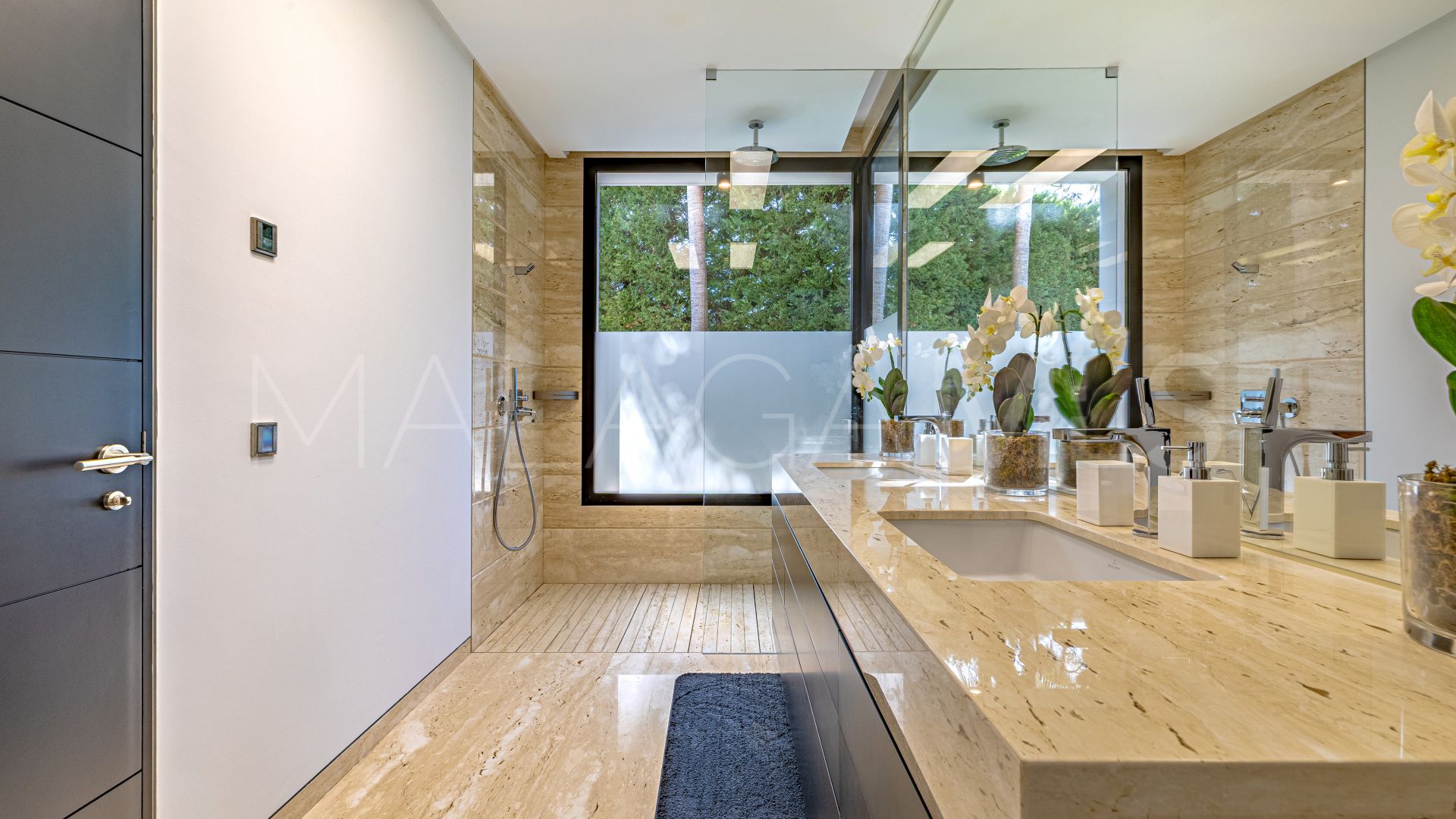 Villa for sale in Guadalmina Baja