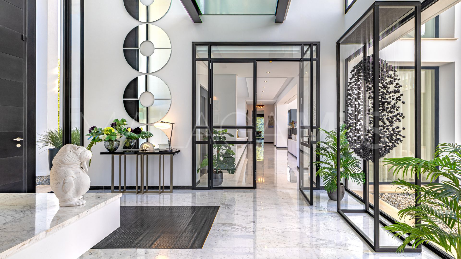 Villa for sale in Guadalmina Baja