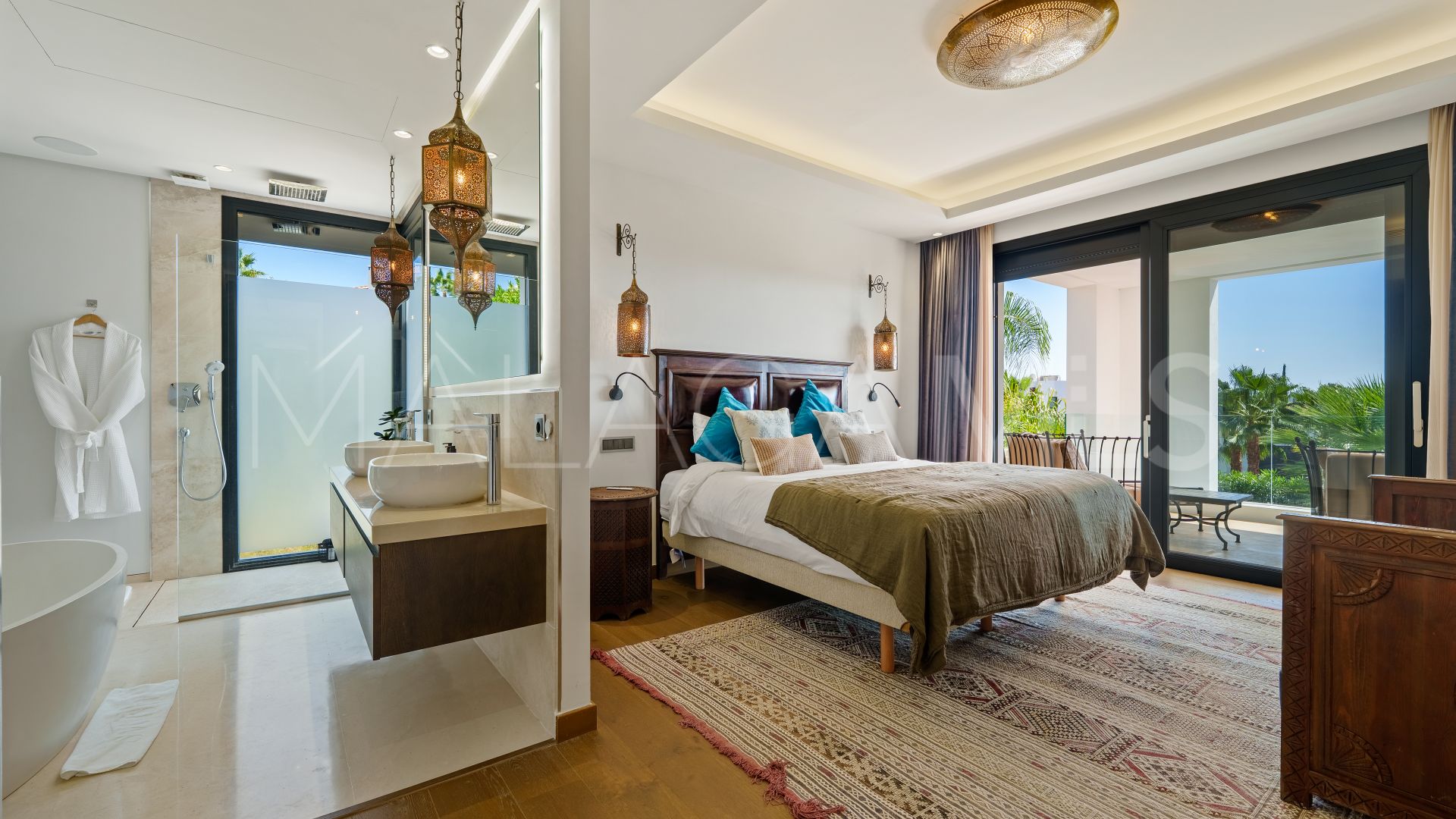 Villa for sale in Nueva Andalucia