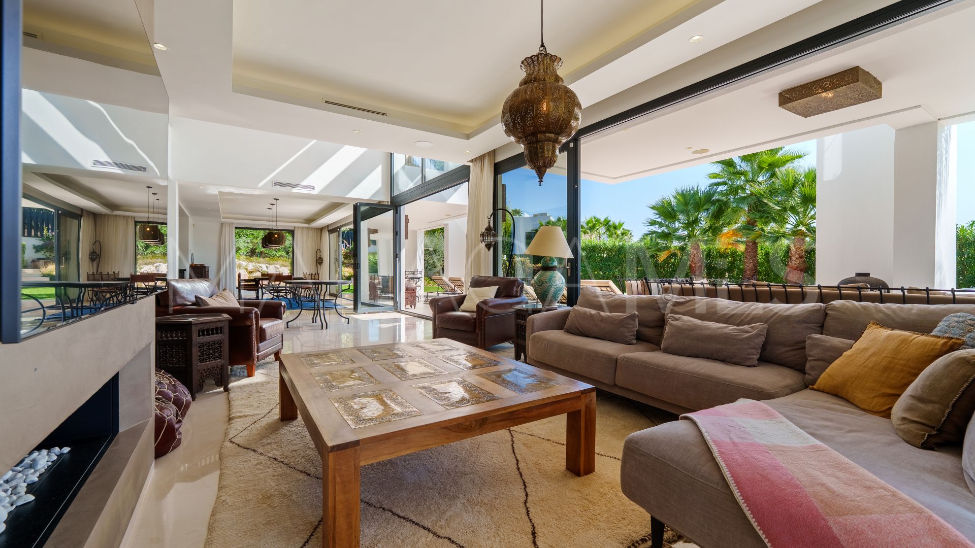 Villa for sale in Nueva Andalucia