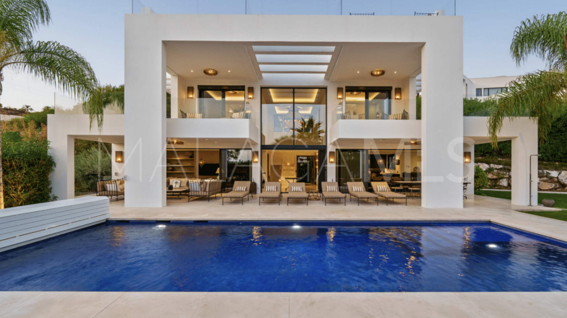 Villa for sale in Nueva Andalucia