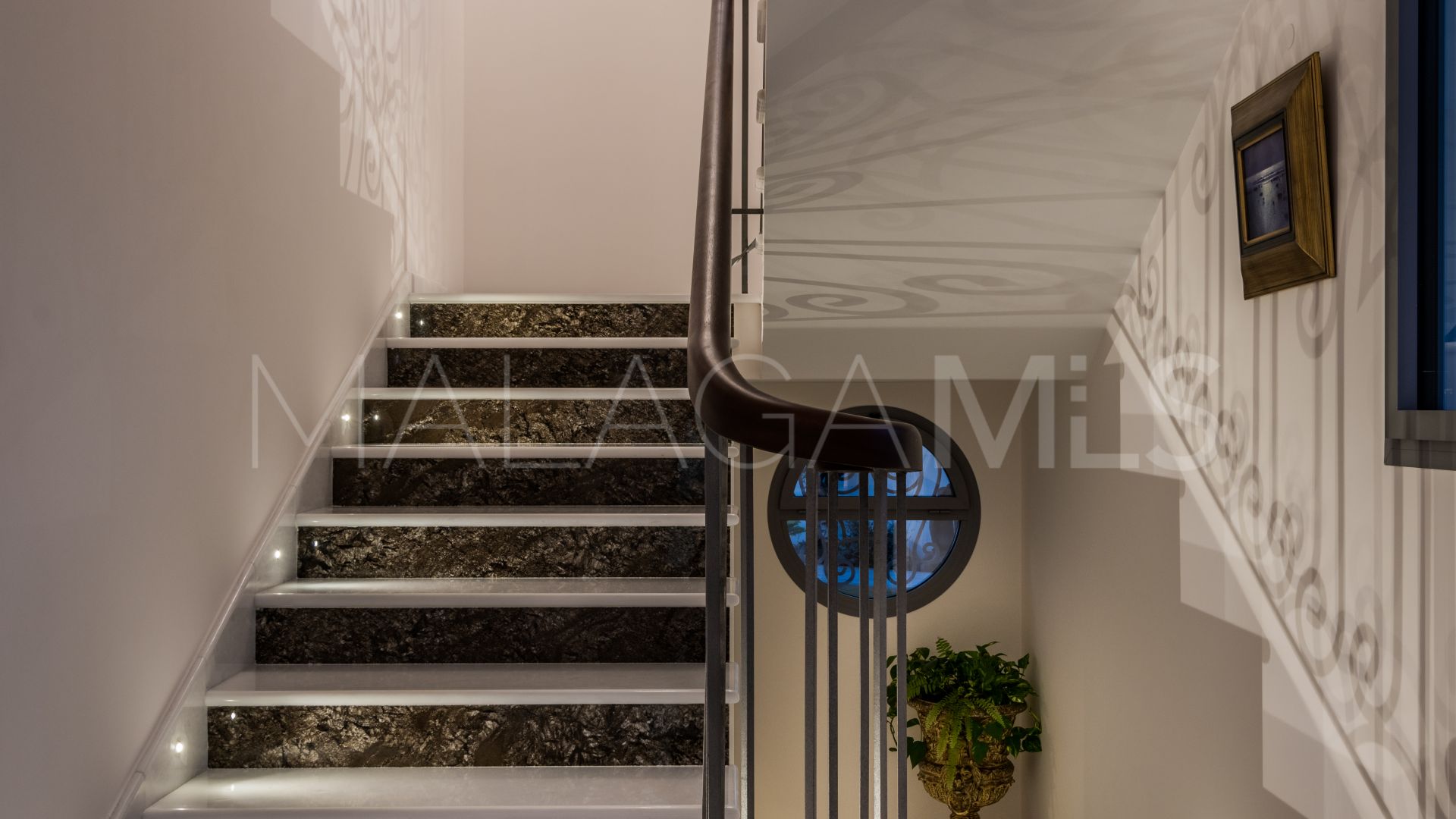 Villa for sale in Nueva Andalucia