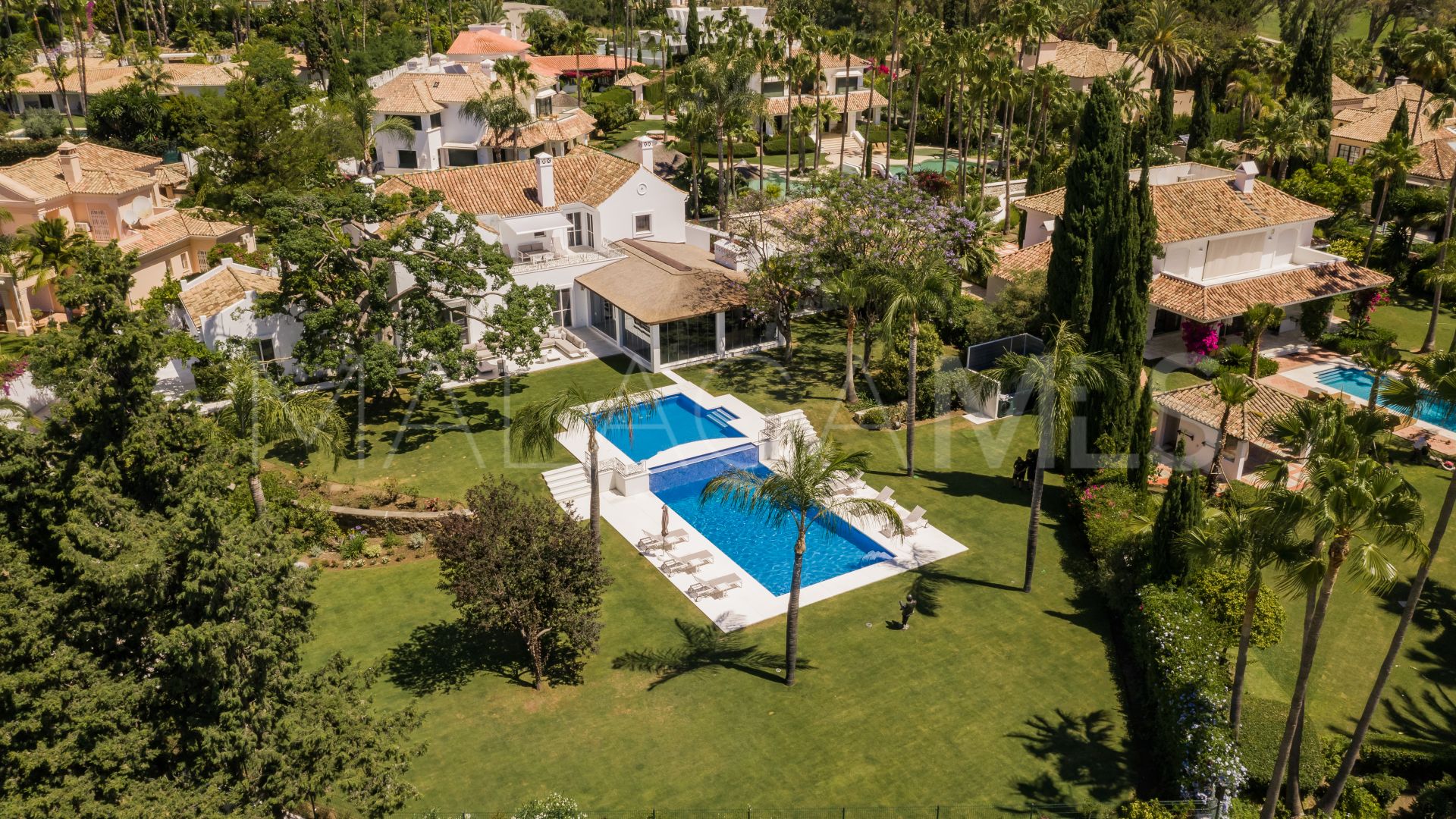 Villa for sale in Nueva Andalucia