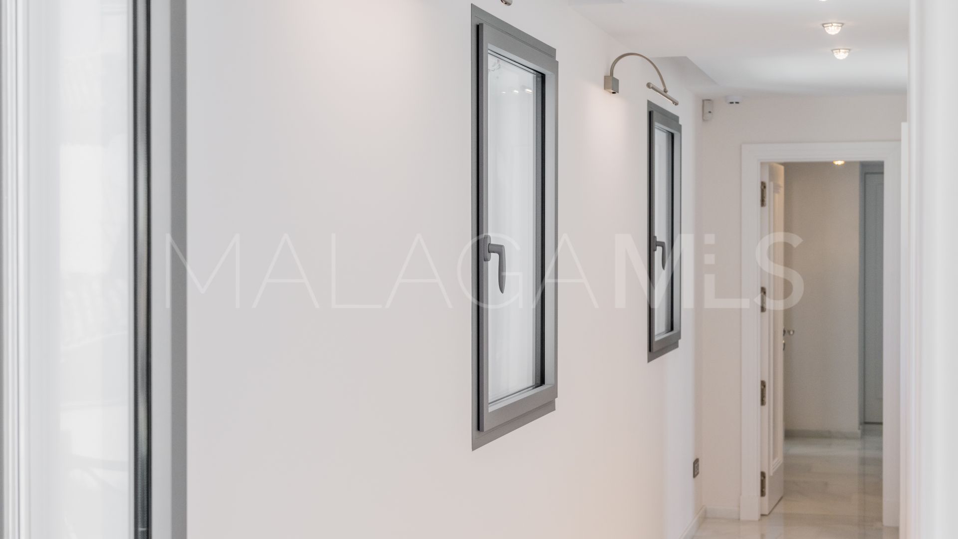 Villa for sale in Nueva Andalucia