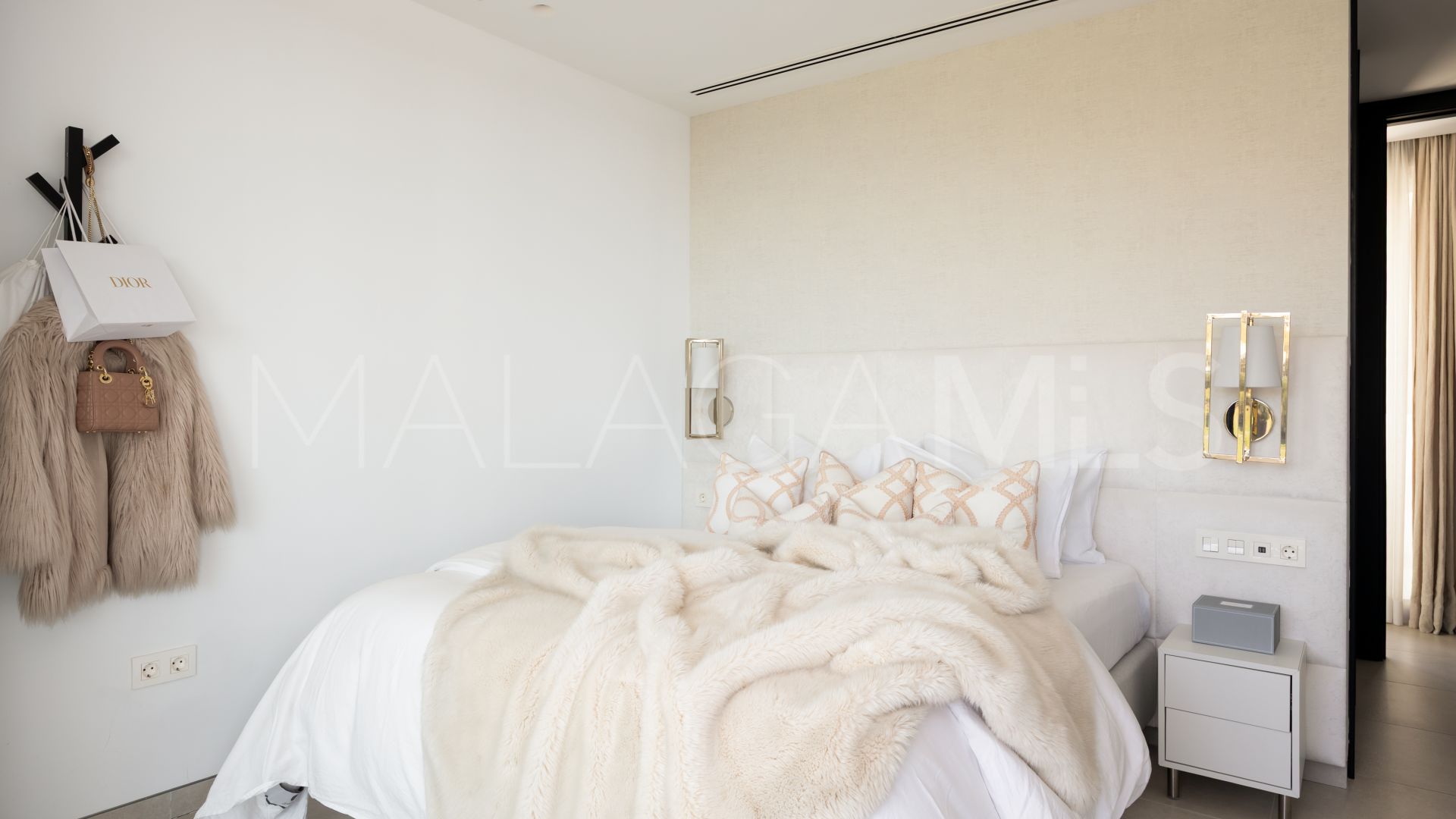 Villa for sale in Nueva Andalucia