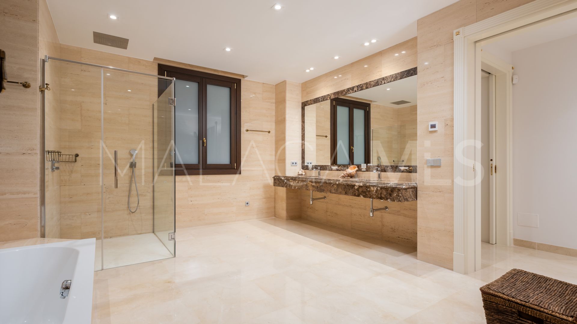 For sale 7 bedrooms villa in Casasola