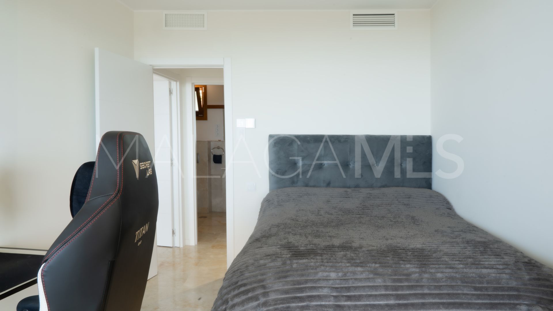 Buy 3 bedrooms apartment in Los Altos de los Monteros