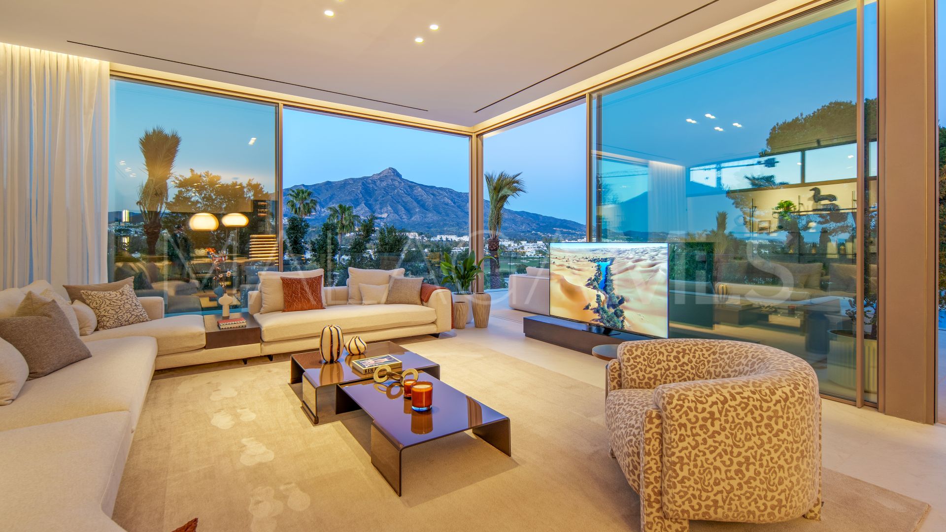 Villa for sale in Nueva Andalucia