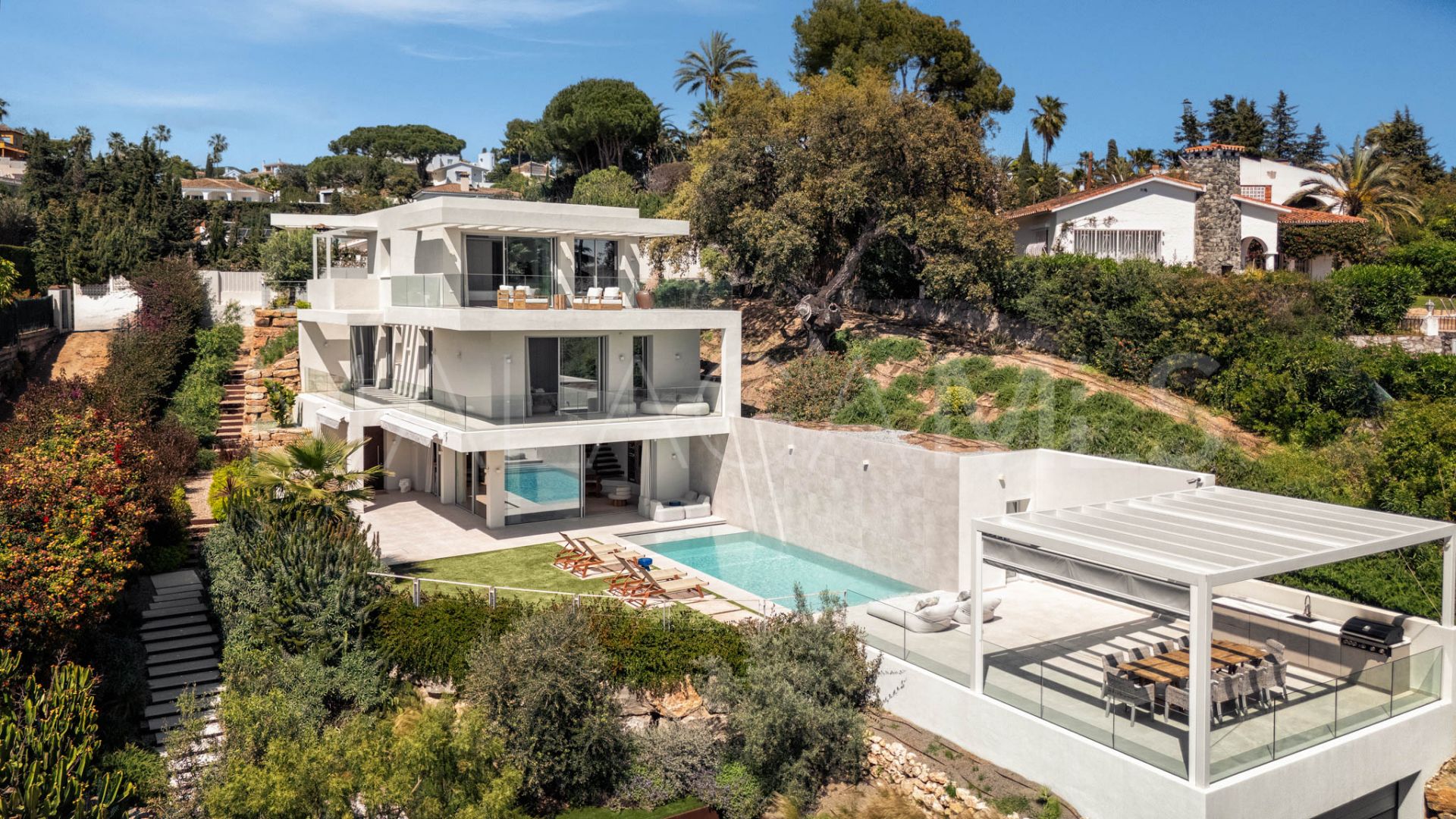 Villa for sale in Elviria