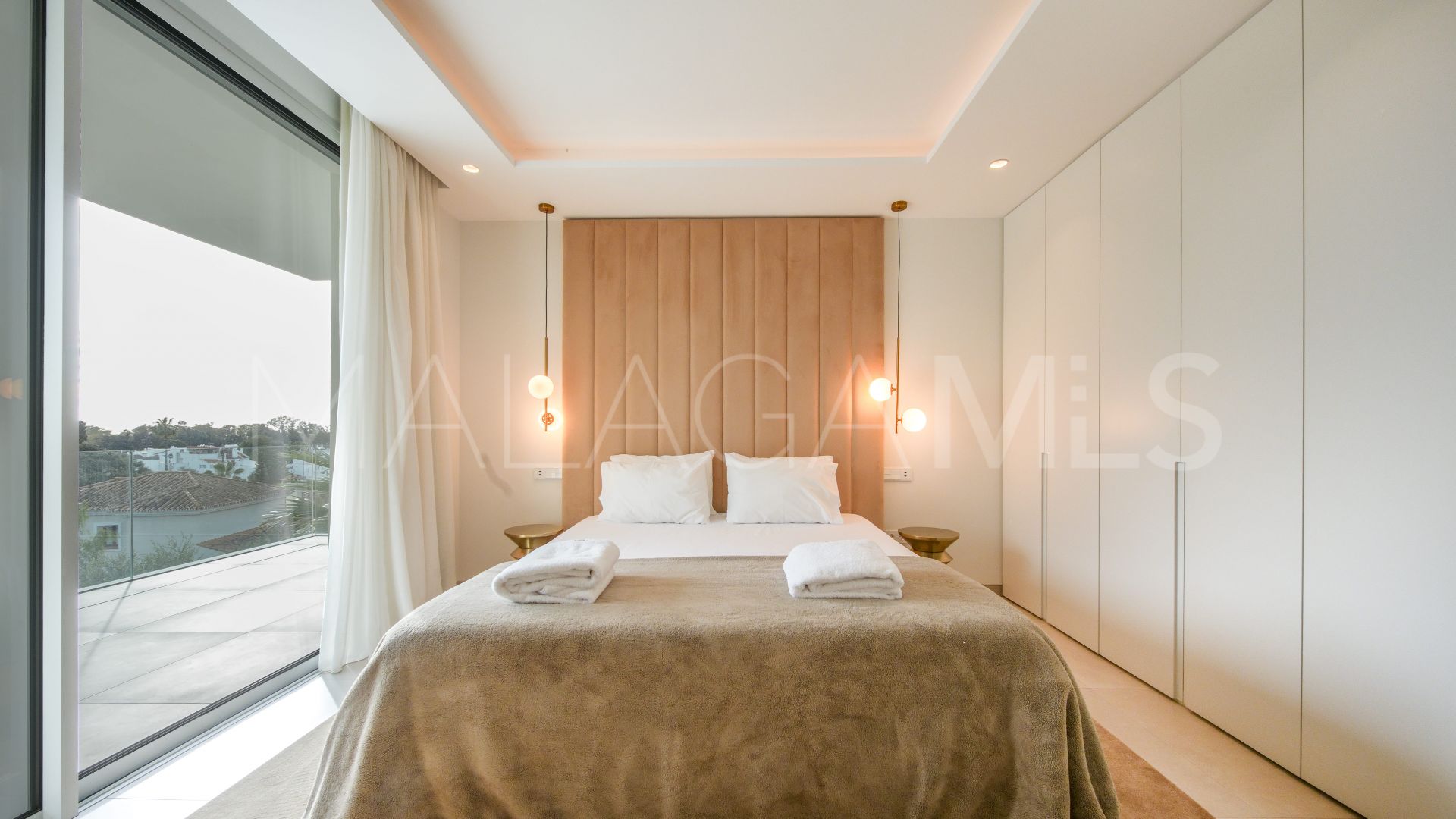 Villa for sale in Elviria