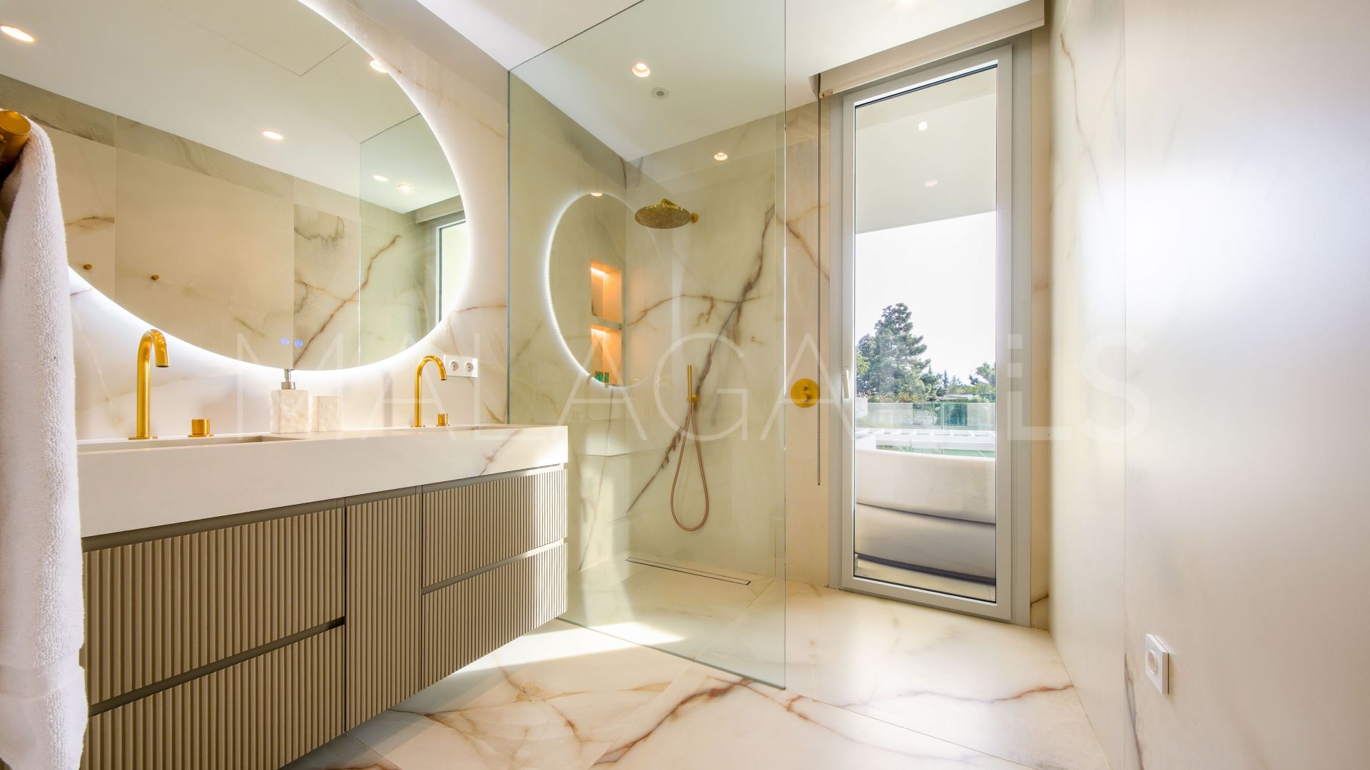 Villa for sale in Elviria