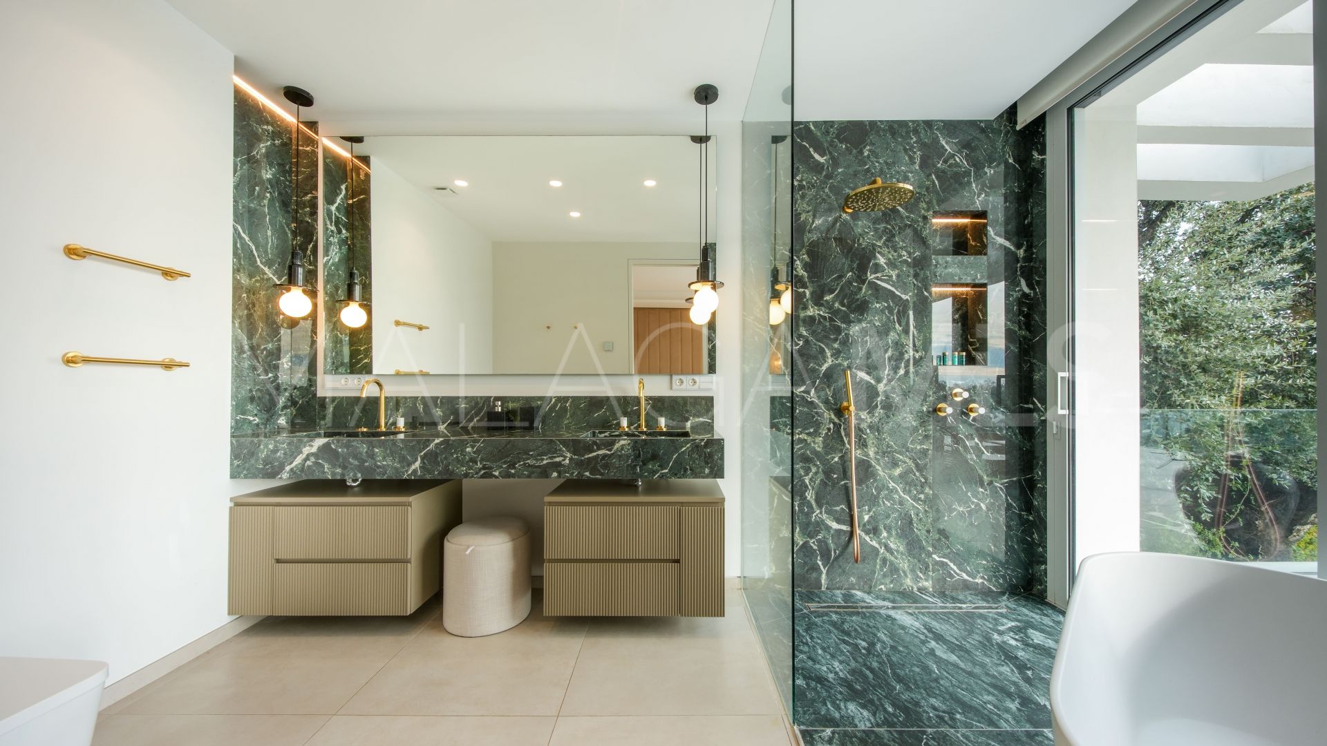 Villa for sale in Elviria