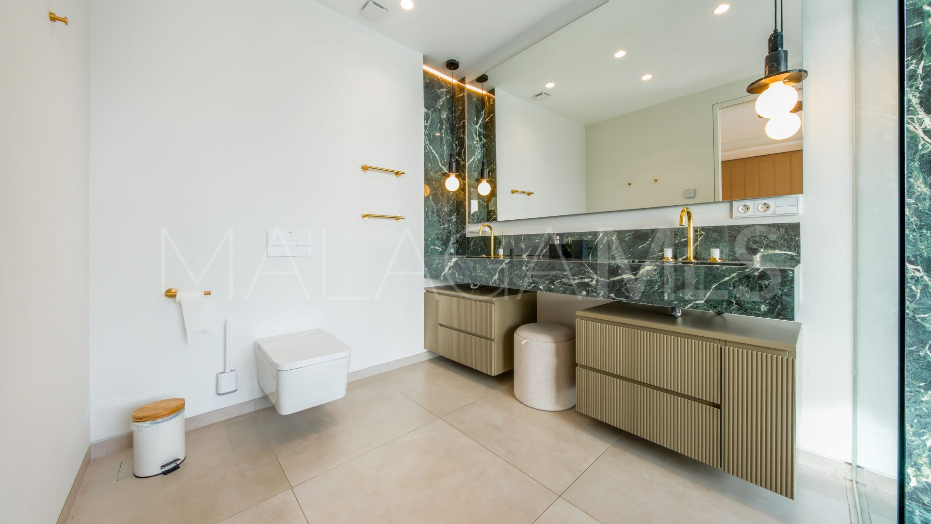 Villa for sale in Elviria