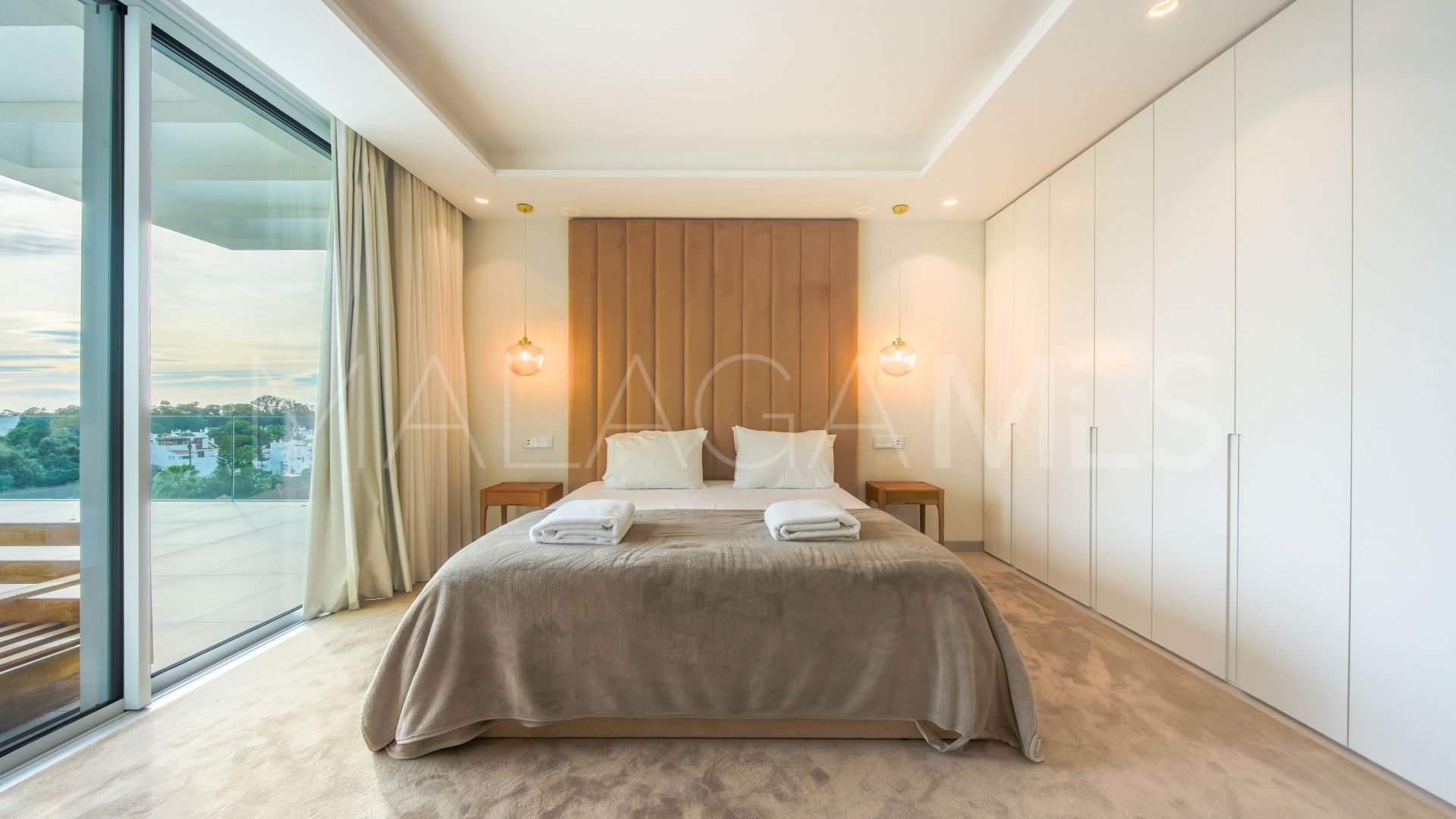 Villa for sale in Elviria