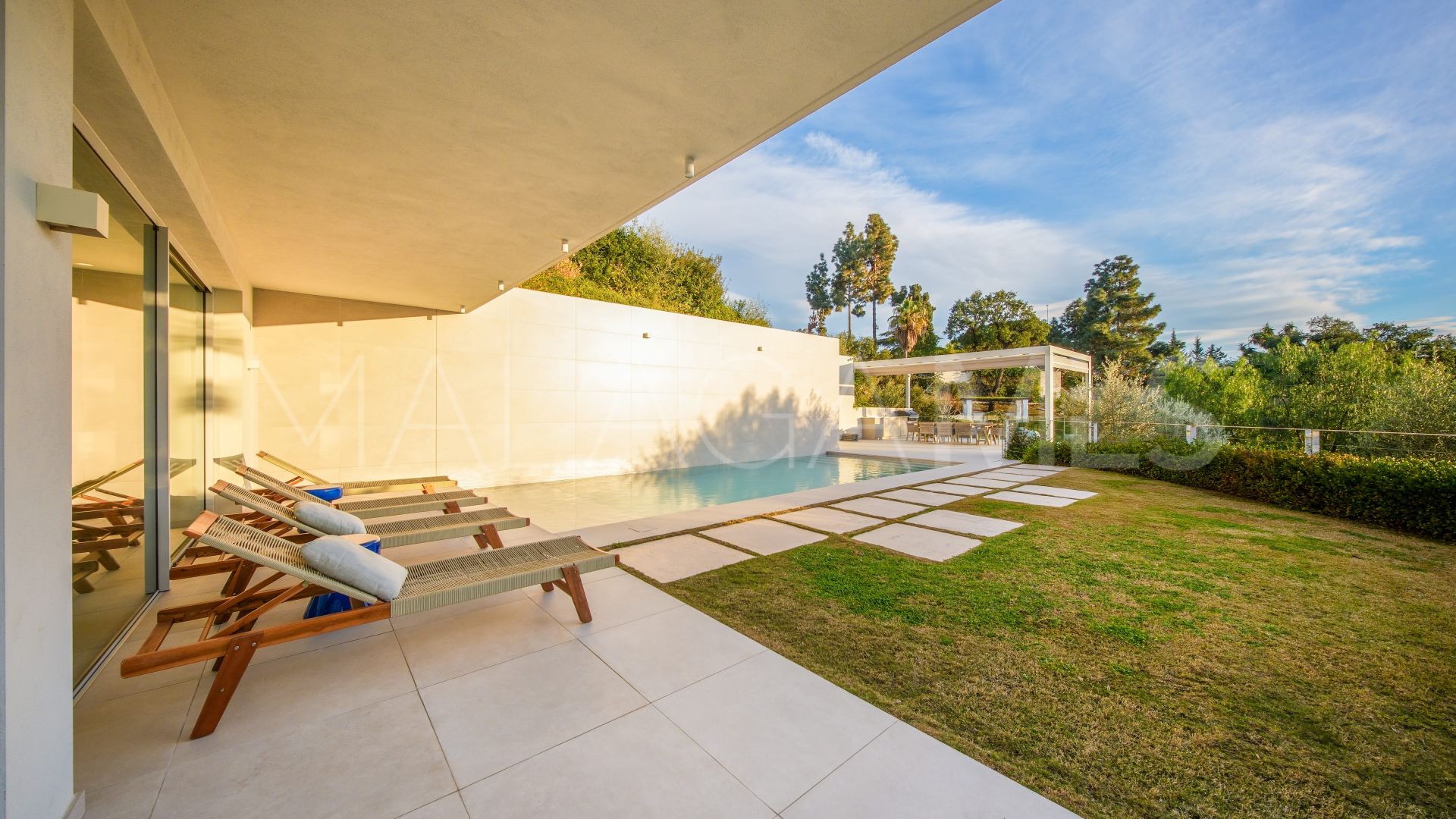 Villa for sale in Elviria