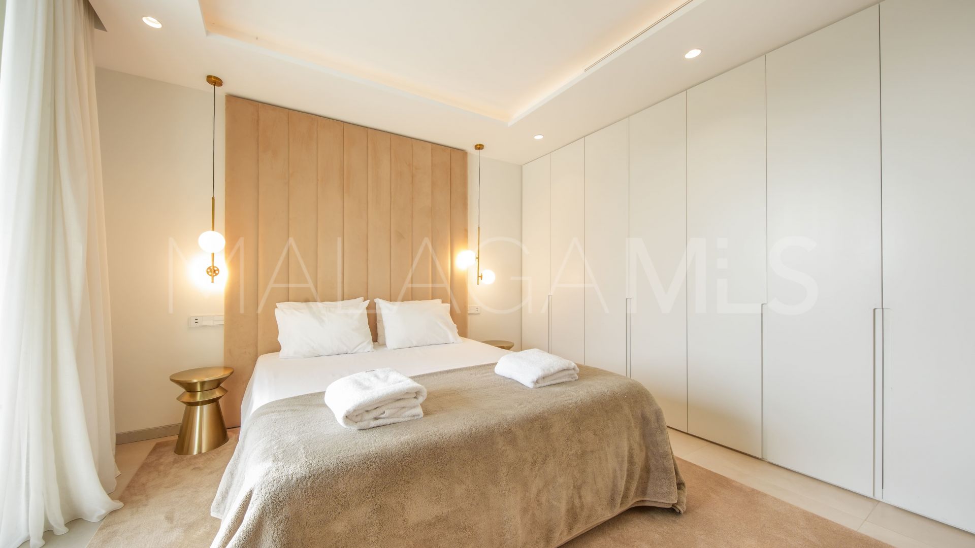 Villa for sale in Elviria