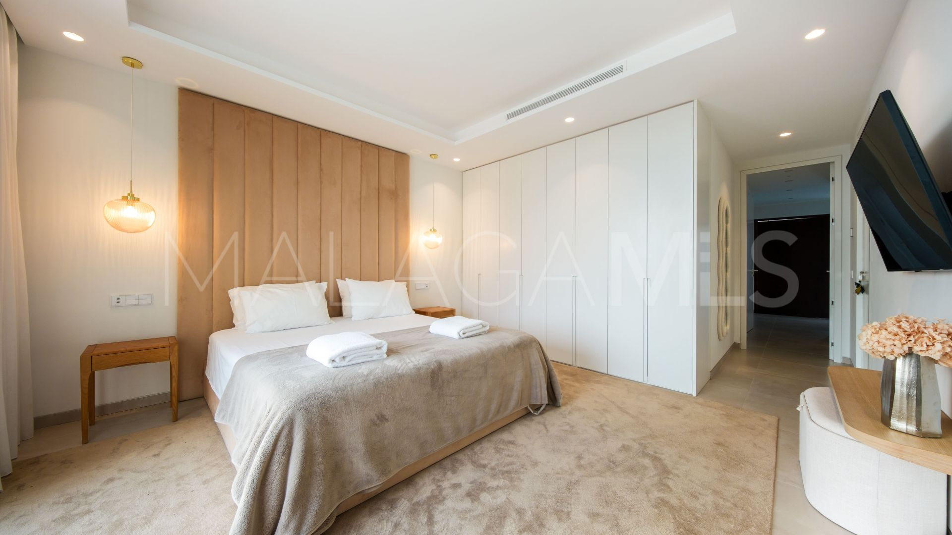 Villa for sale in Elviria