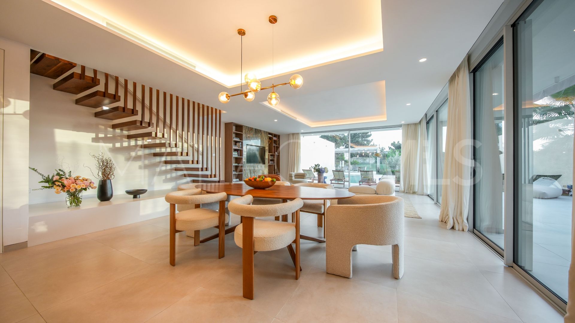 Villa for sale in Elviria