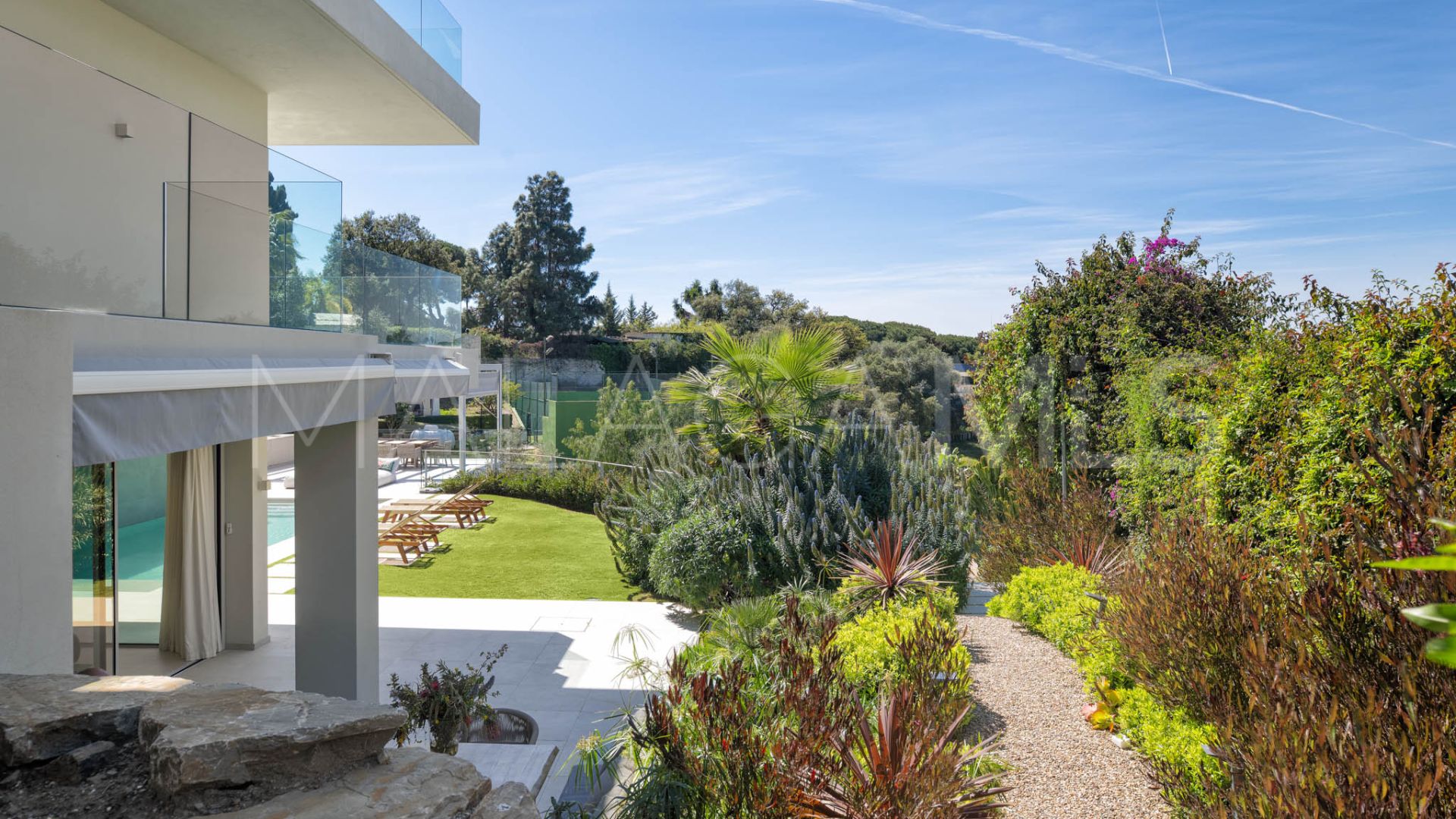 Villa for sale in Elviria