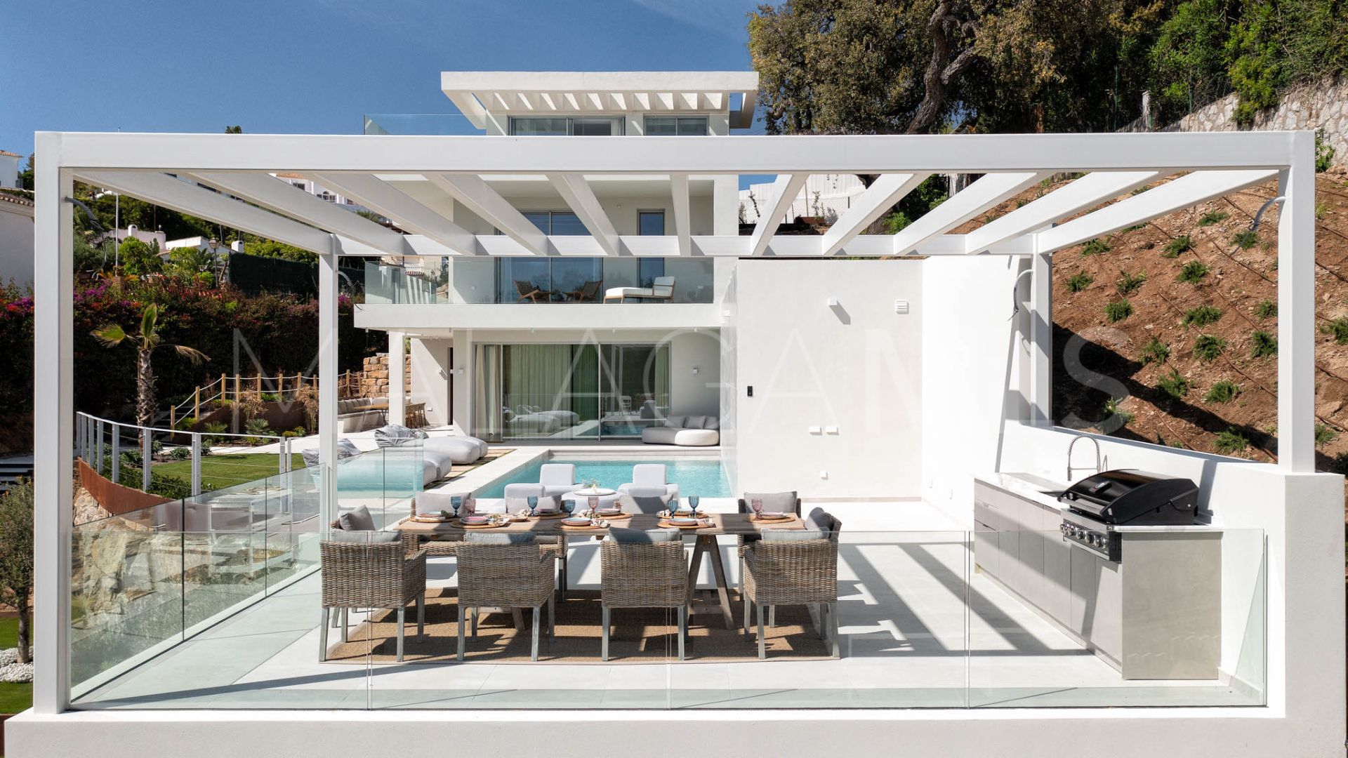 Villa for sale in Elviria