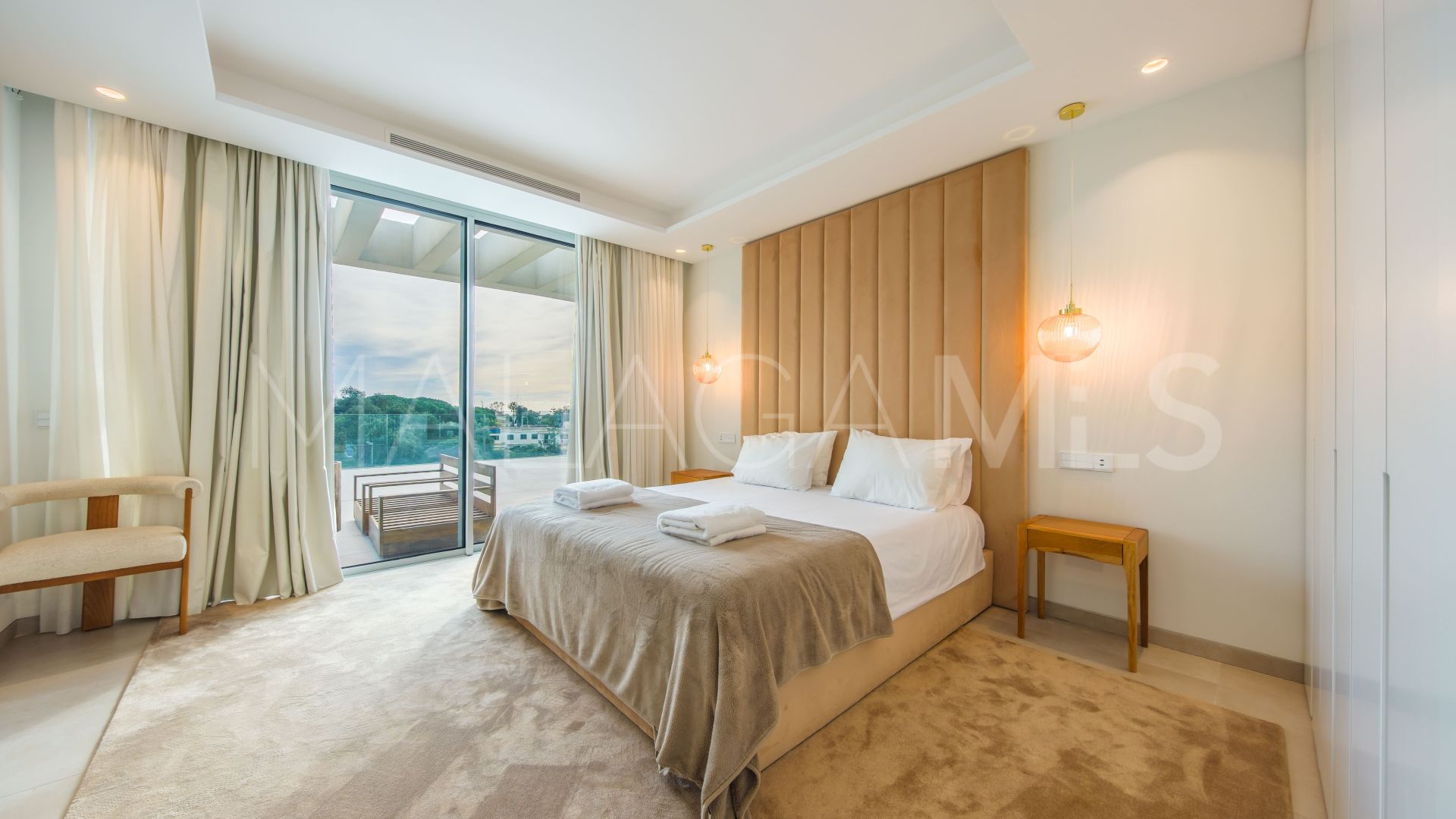 Villa for sale in Elviria