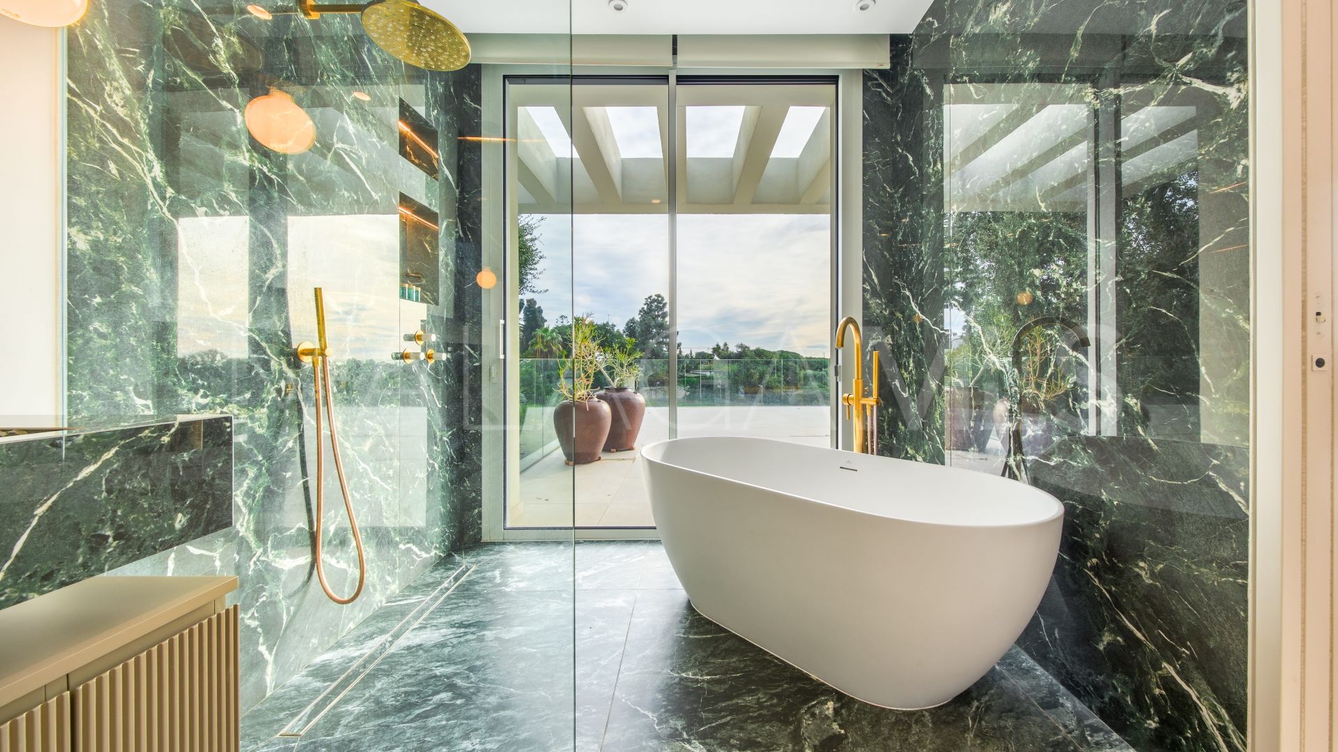 Villa for sale in Elviria