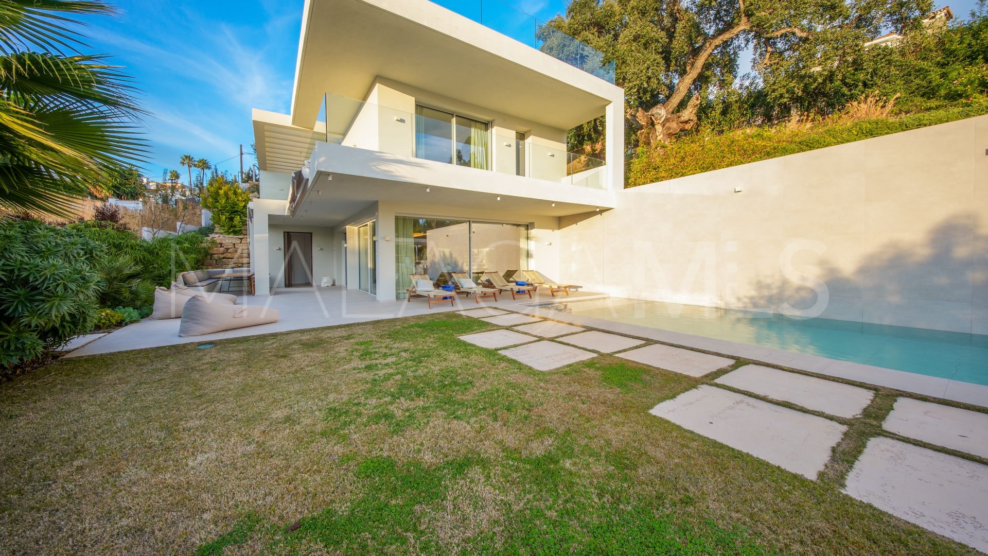 Villa for sale in Elviria