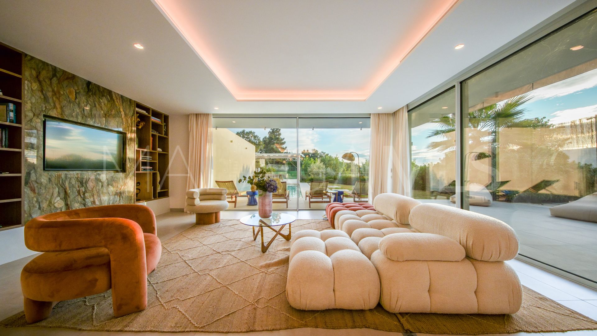 Villa for sale in Elviria