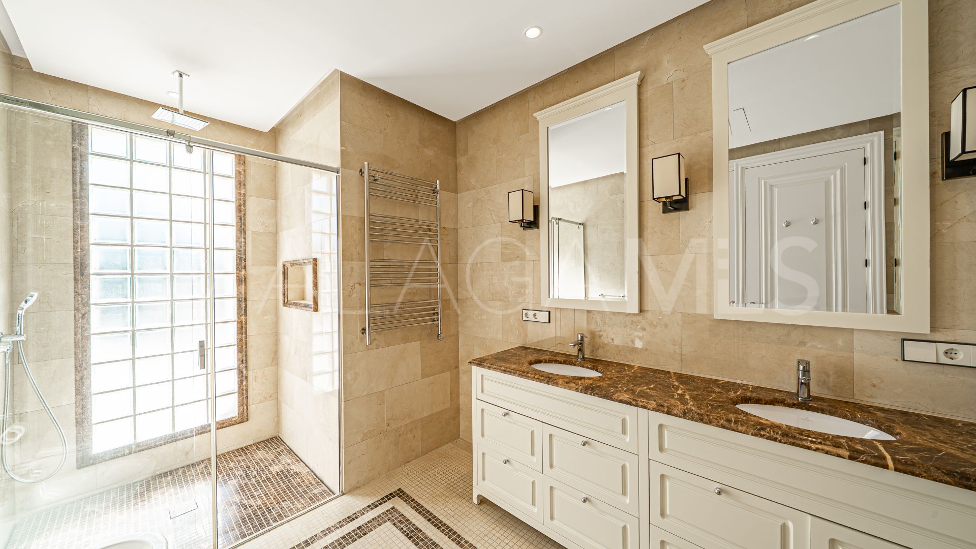 Buy villa with 6 bedrooms in Los Flamingos