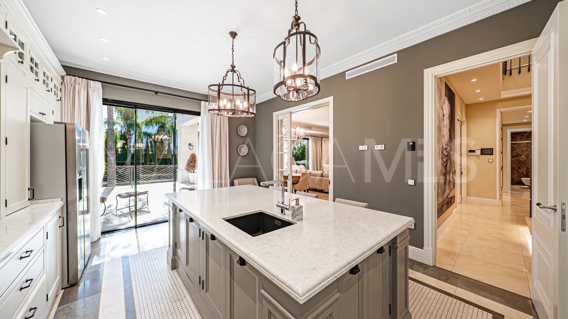 Buy villa with 6 bedrooms in Los Flamingos