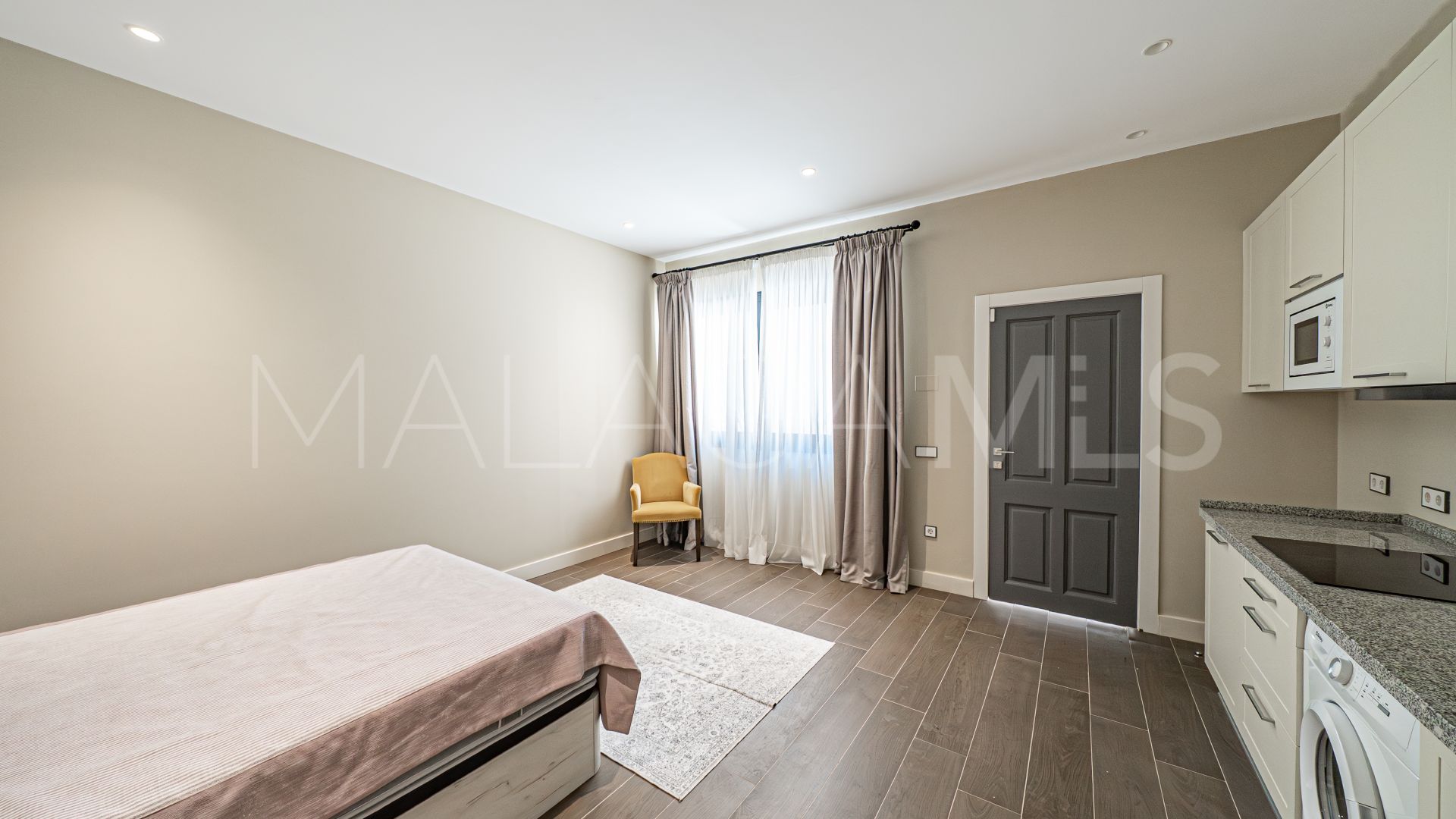 Buy villa with 6 bedrooms in Los Flamingos