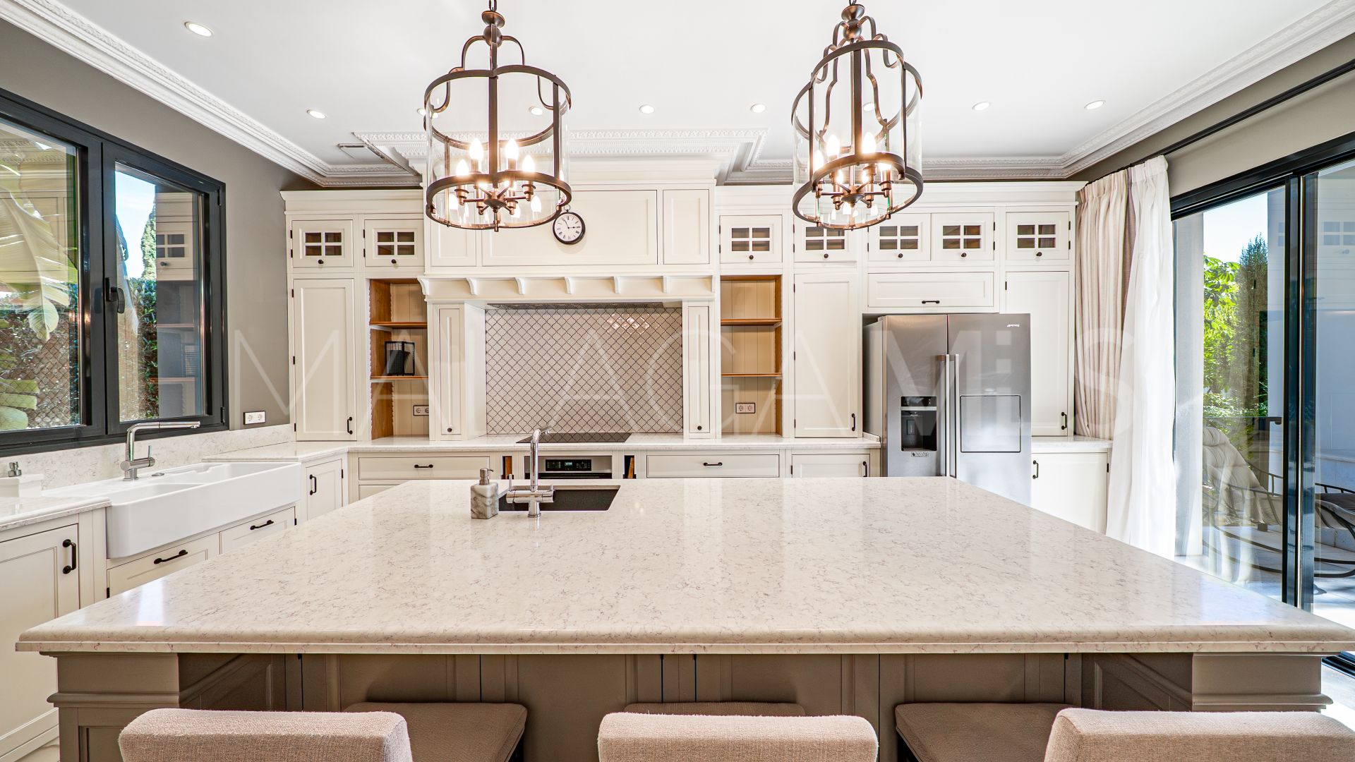 Buy villa with 6 bedrooms in Los Flamingos