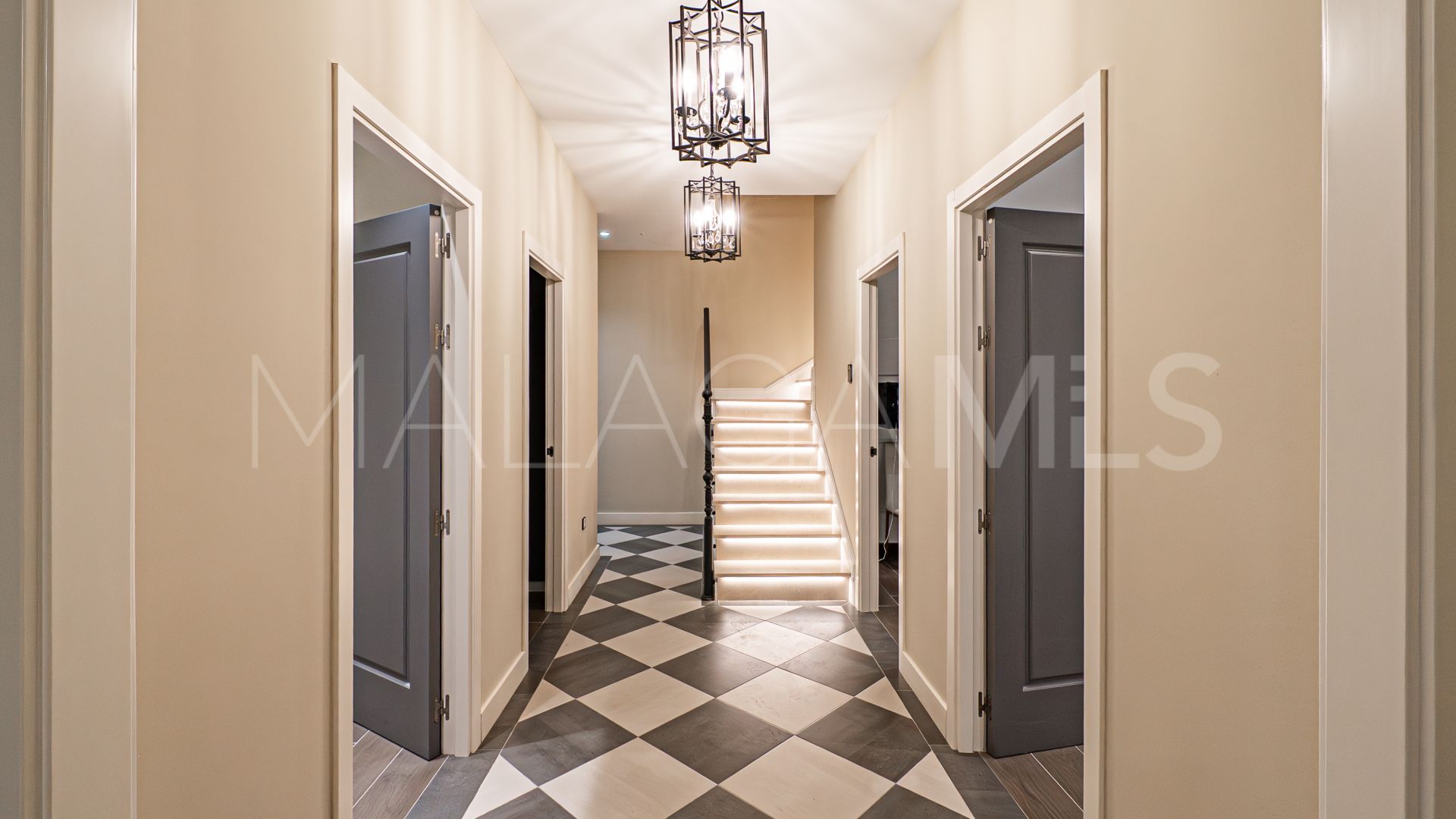 Buy villa with 6 bedrooms in Los Flamingos