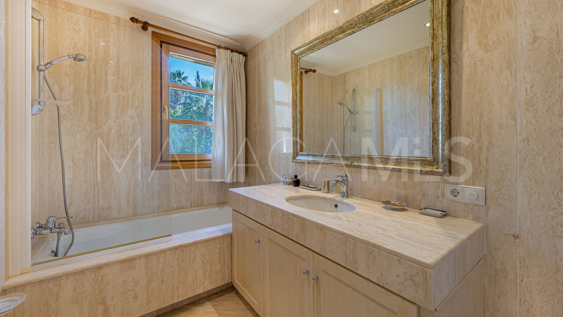 Villa for sale in Las Brisas
