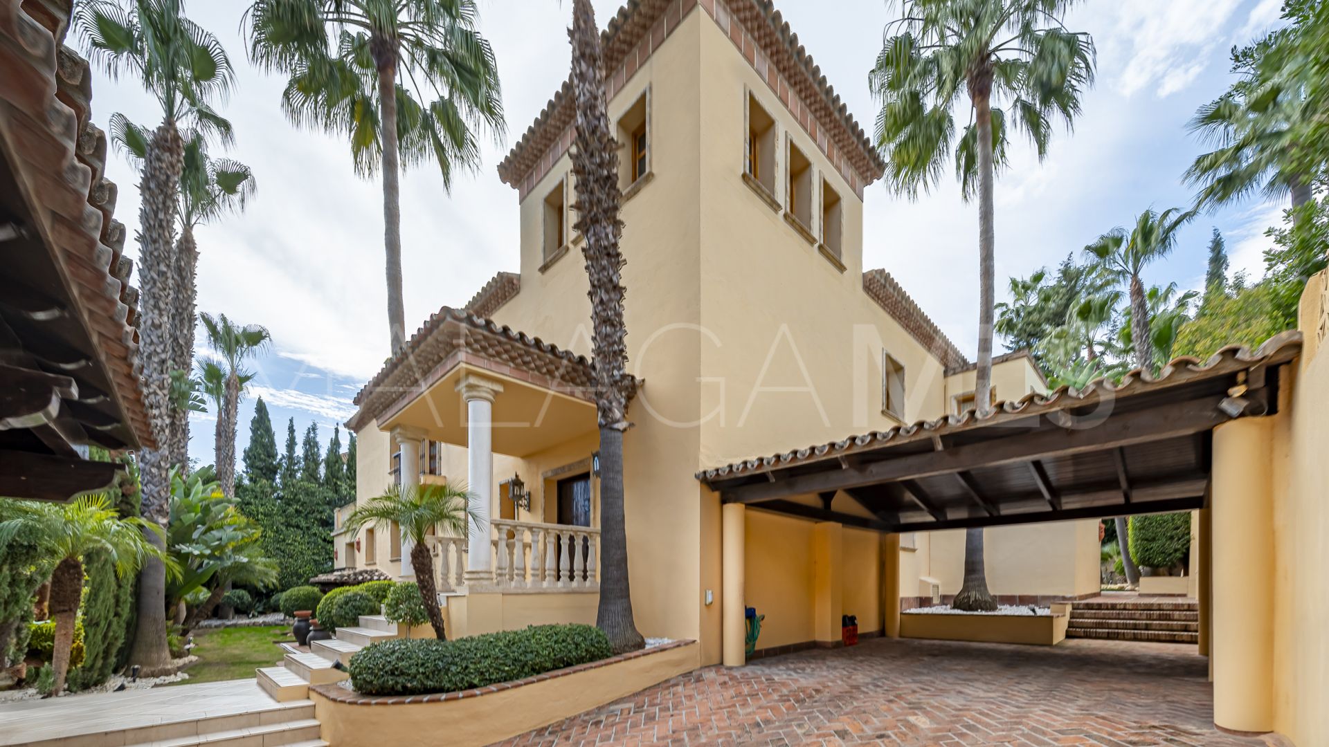 Villa for sale in Las Brisas