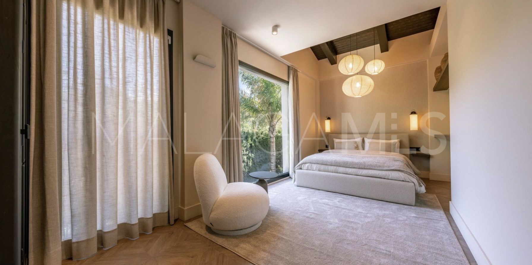 Se vende villa in Nueva Andalucia with 5 bedrooms