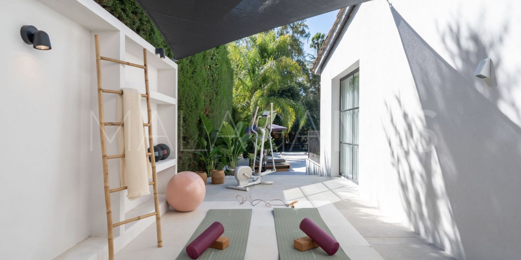 Se vende villa in Nueva Andalucia with 5 bedrooms