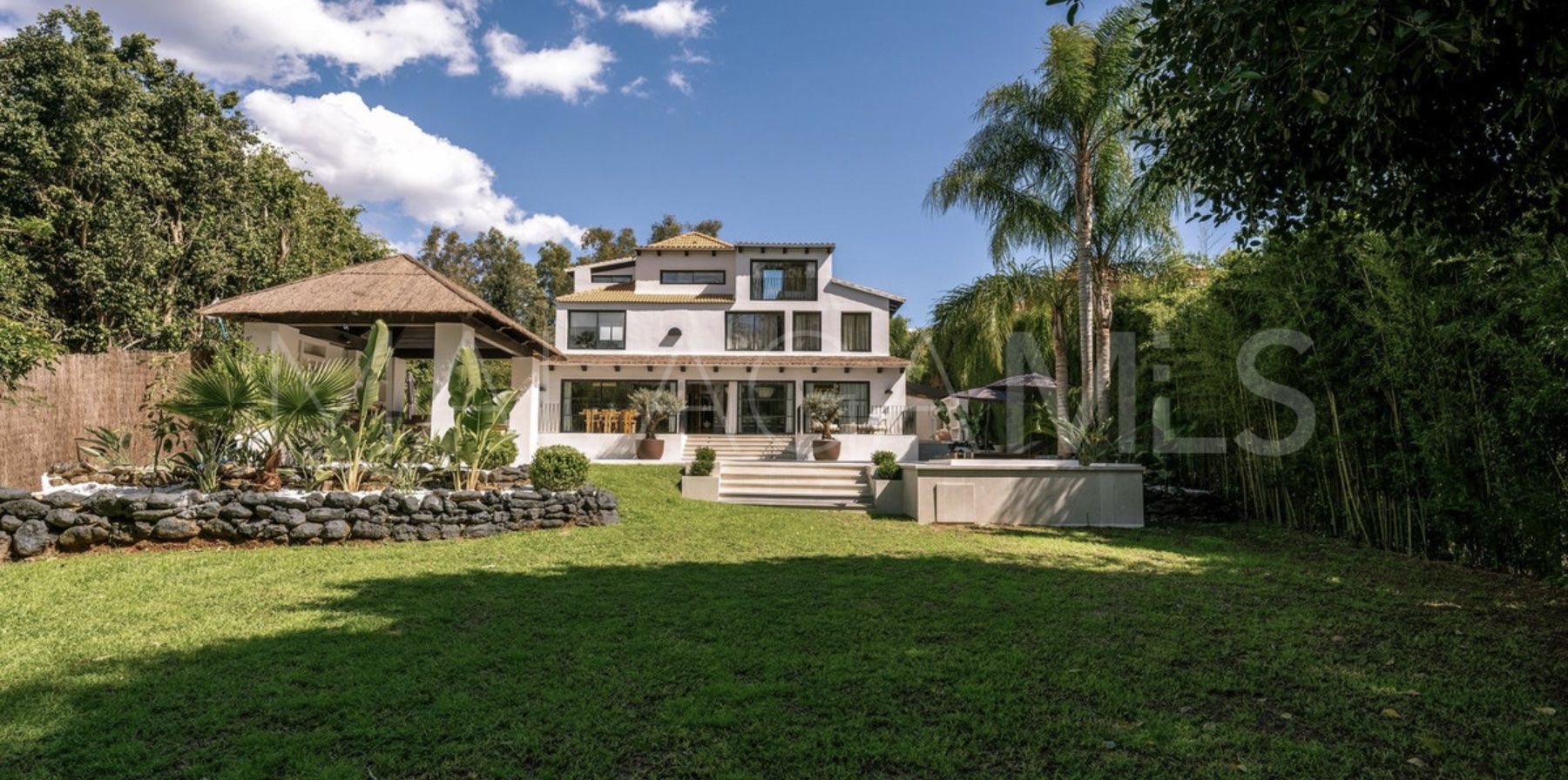 Se vende villa in Nueva Andalucia with 5 bedrooms