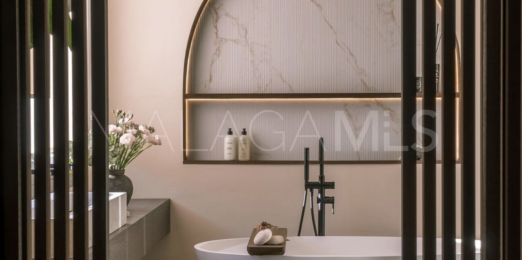 Se vende villa in Nueva Andalucia with 5 bedrooms