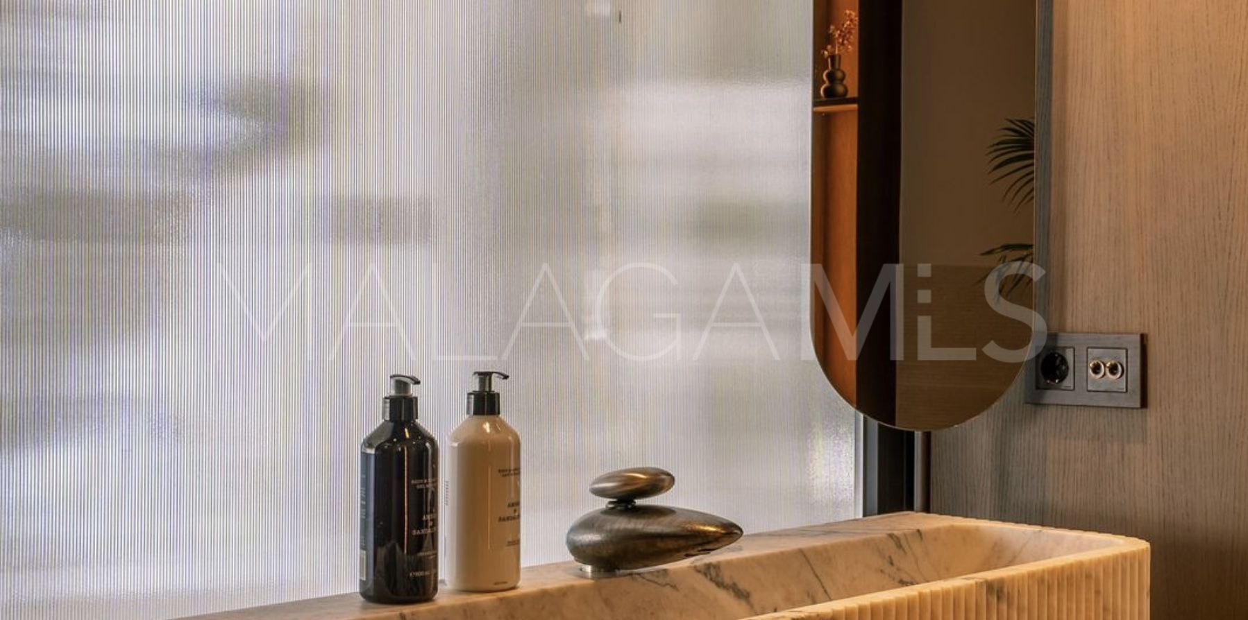 Se vende villa in Nueva Andalucia with 5 bedrooms