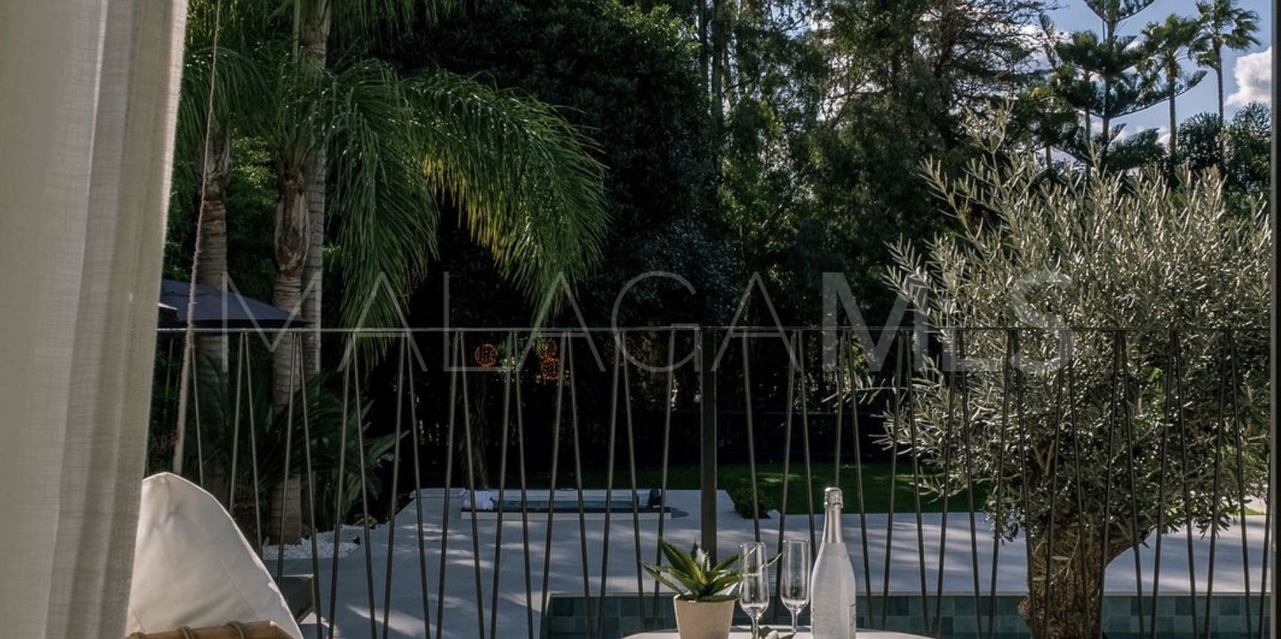 Se vende villa in Nueva Andalucia with 5 bedrooms