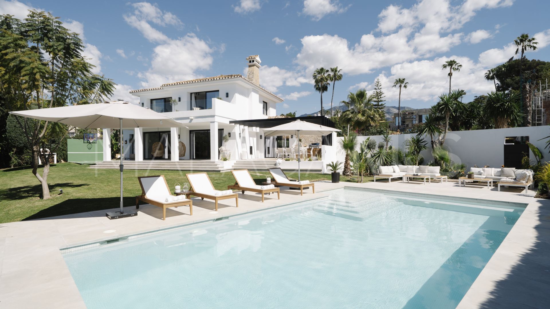 Villa for sale in Nueva Andalucia