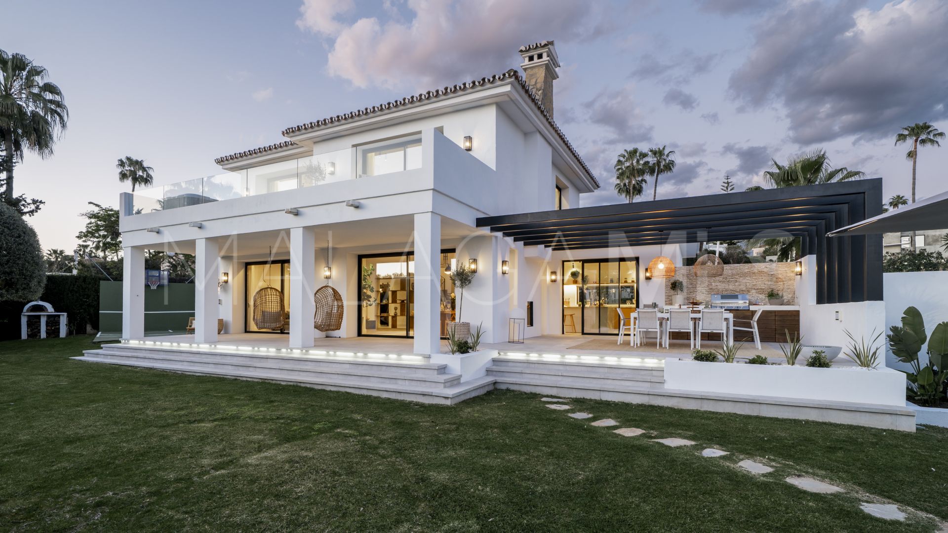 Villa for sale in Nueva Andalucia